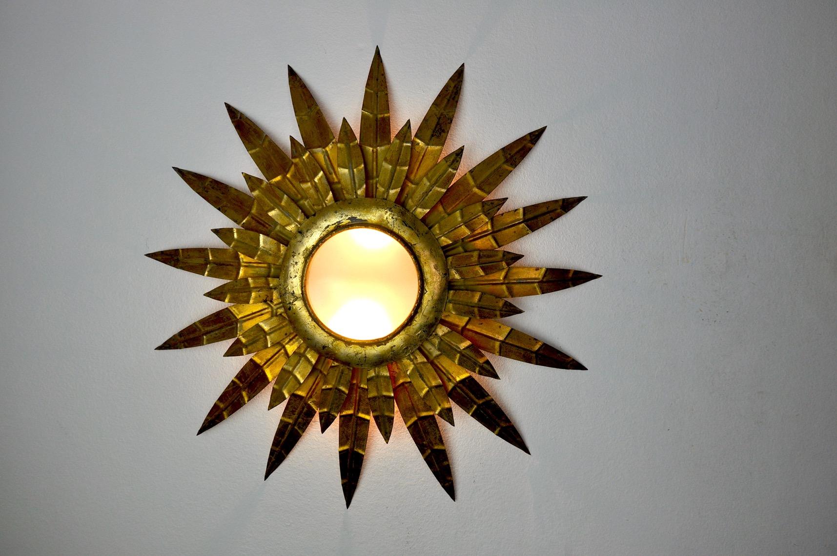 Superb and rare wall lamp or ceiling lamp sun, designated and produced in italy in the 1970s.

This unique object is composed of golden metal sheets in a floral theme.

Object that will illuminate wonderfully and bring a real design touch to