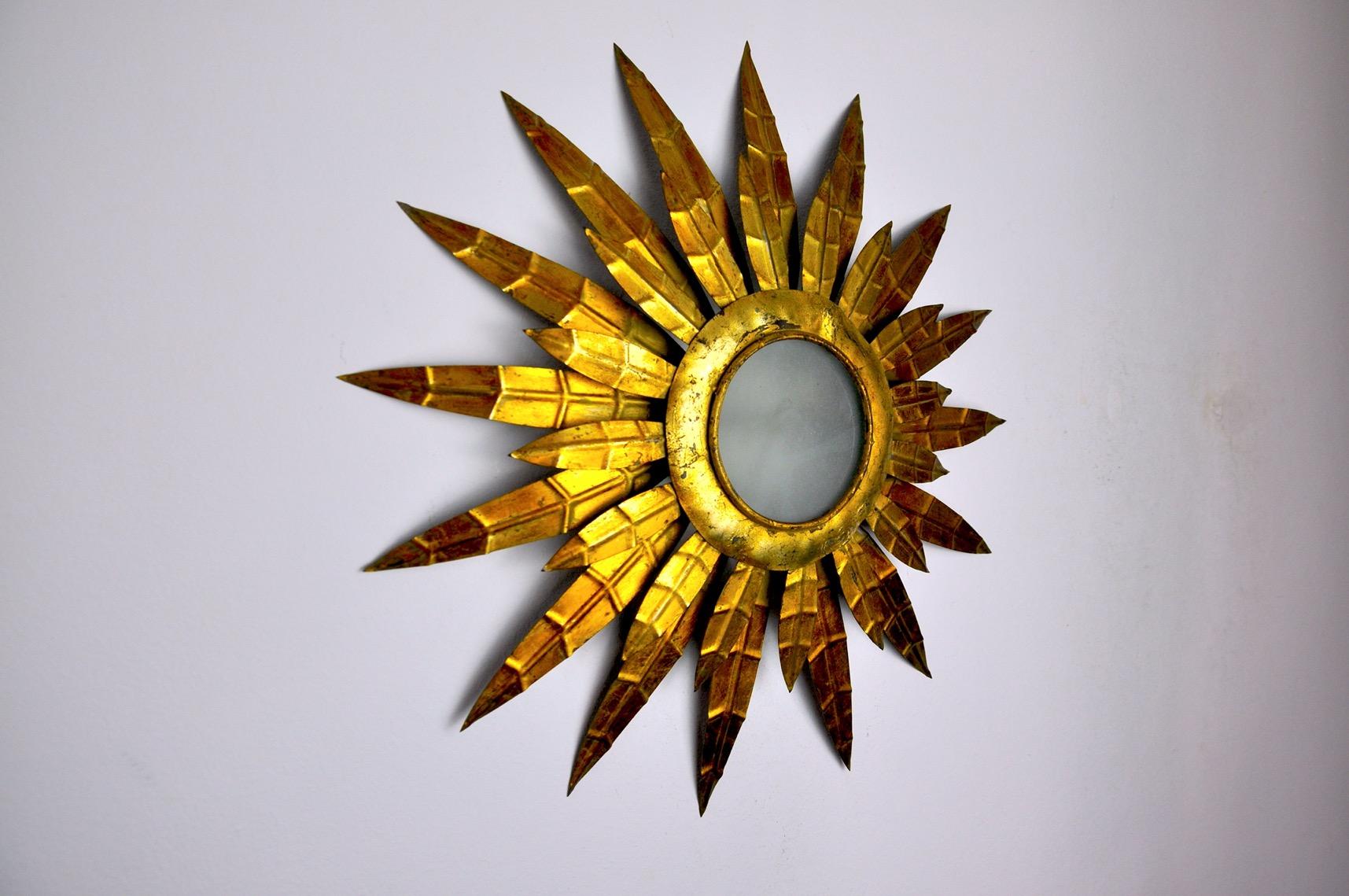 Brutalist Sun Floral Wall Lamp, Gilded Metal, Italy, 1970 In Good Condition For Sale In BARCELONA, ES