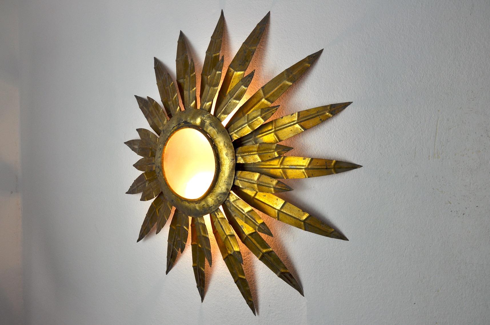 Late 20th Century Brutalist Sun Floral Wall Lamp, Gilded Metal, Italy, 1970 For Sale