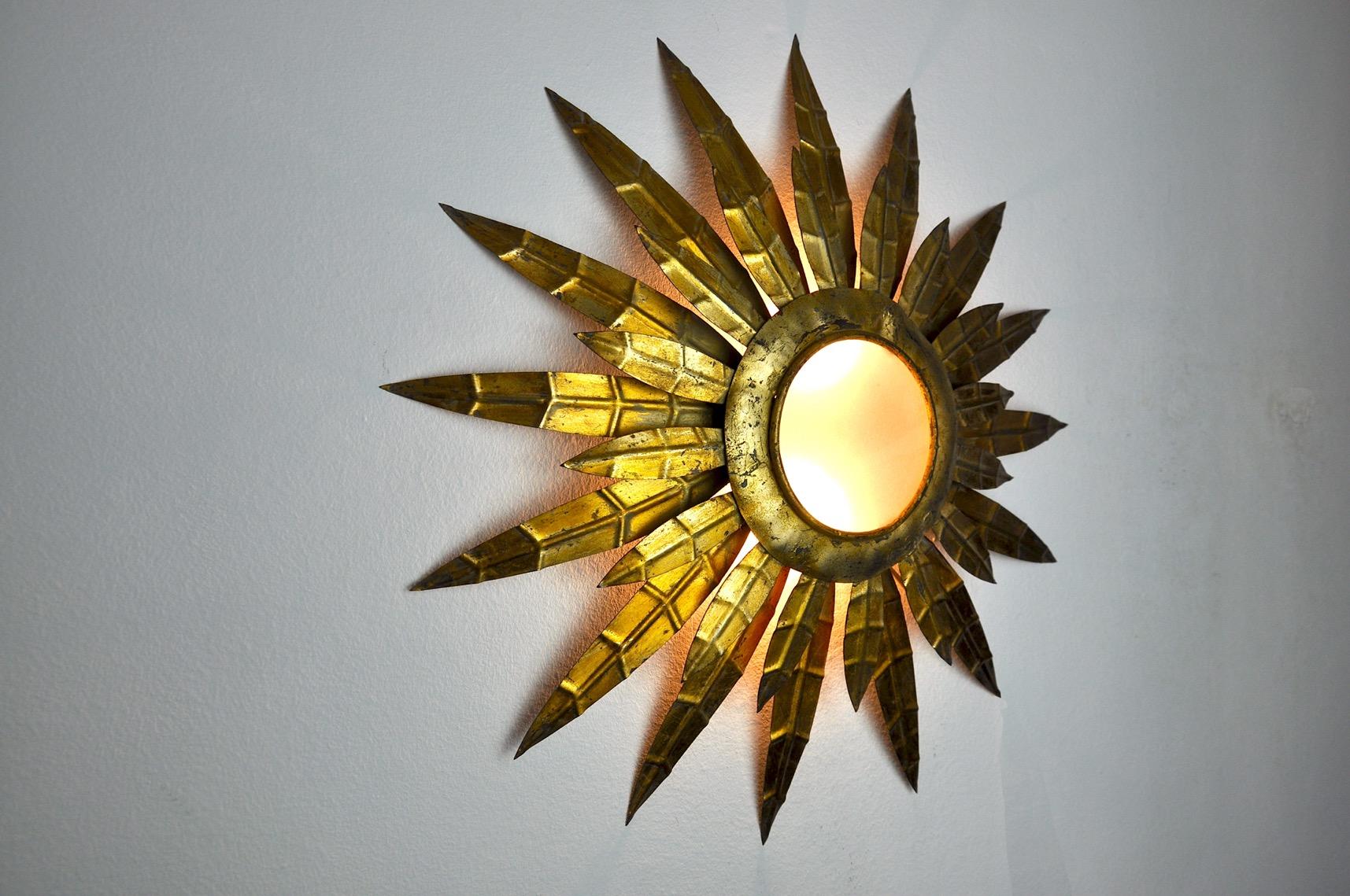 Brutalist Sun Floral Wall Lamp, Gilded Metal, Italy, 1970 For Sale 1