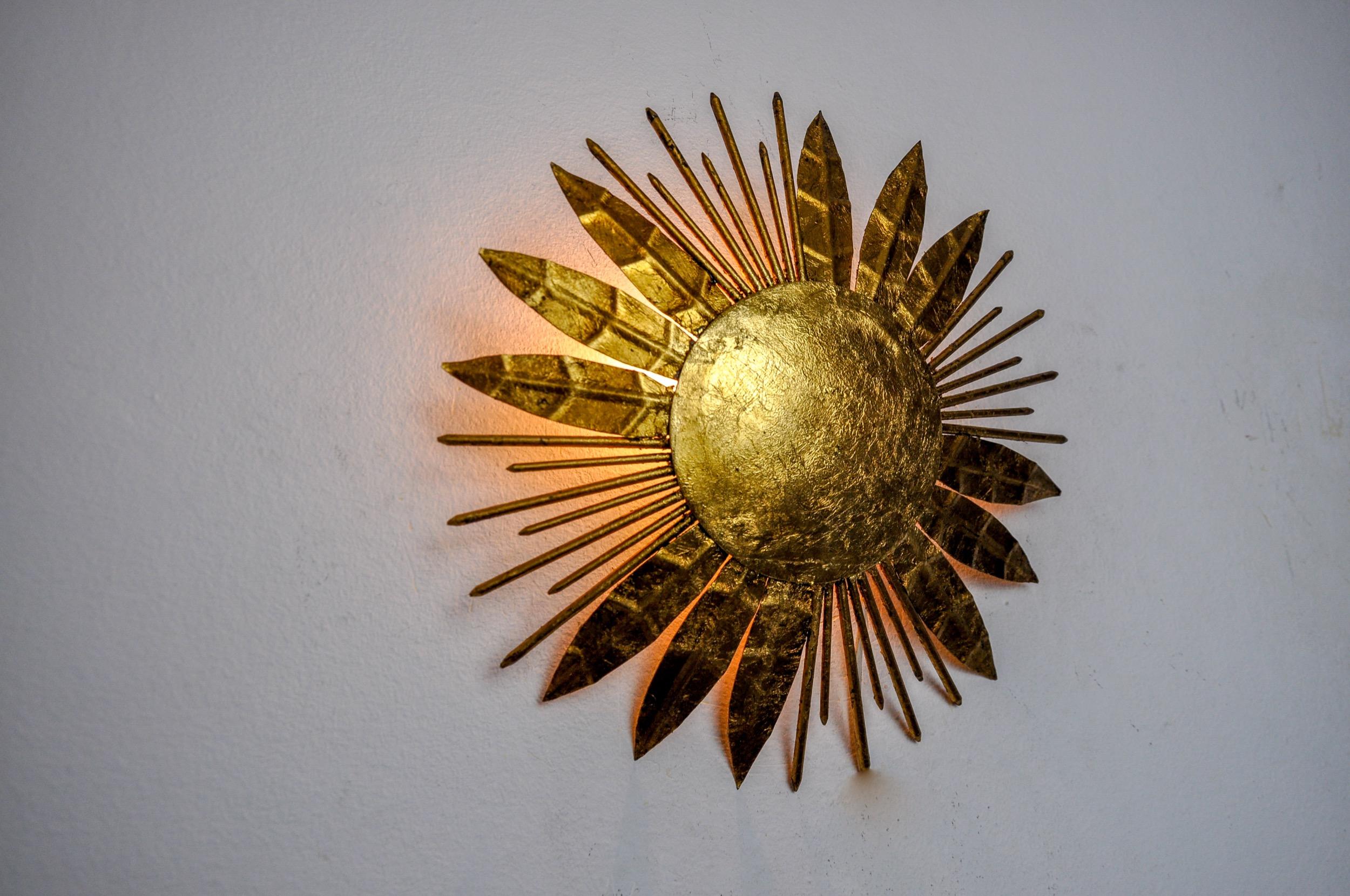 Superb and rare wall lamp or ceiling lamp sun, designated and produced in italy in the 1970s. This unique object is composed of a gold leaf gilded metal structure in a floral theme. Object that will illuminate wonderfully and bring a real design