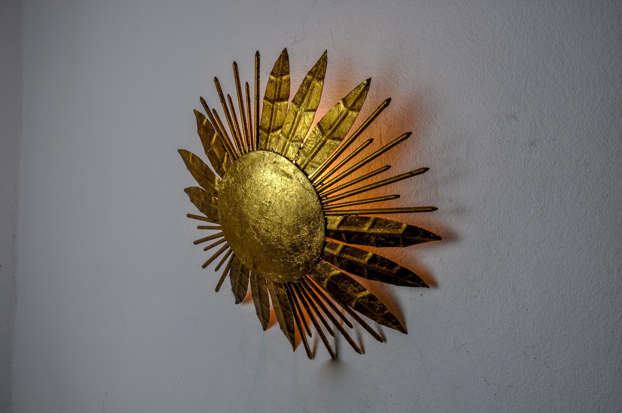 Hollywood Regency Brutalist sun floral wall lamp, gold leaf gilded metal, Italy, 1970 For Sale