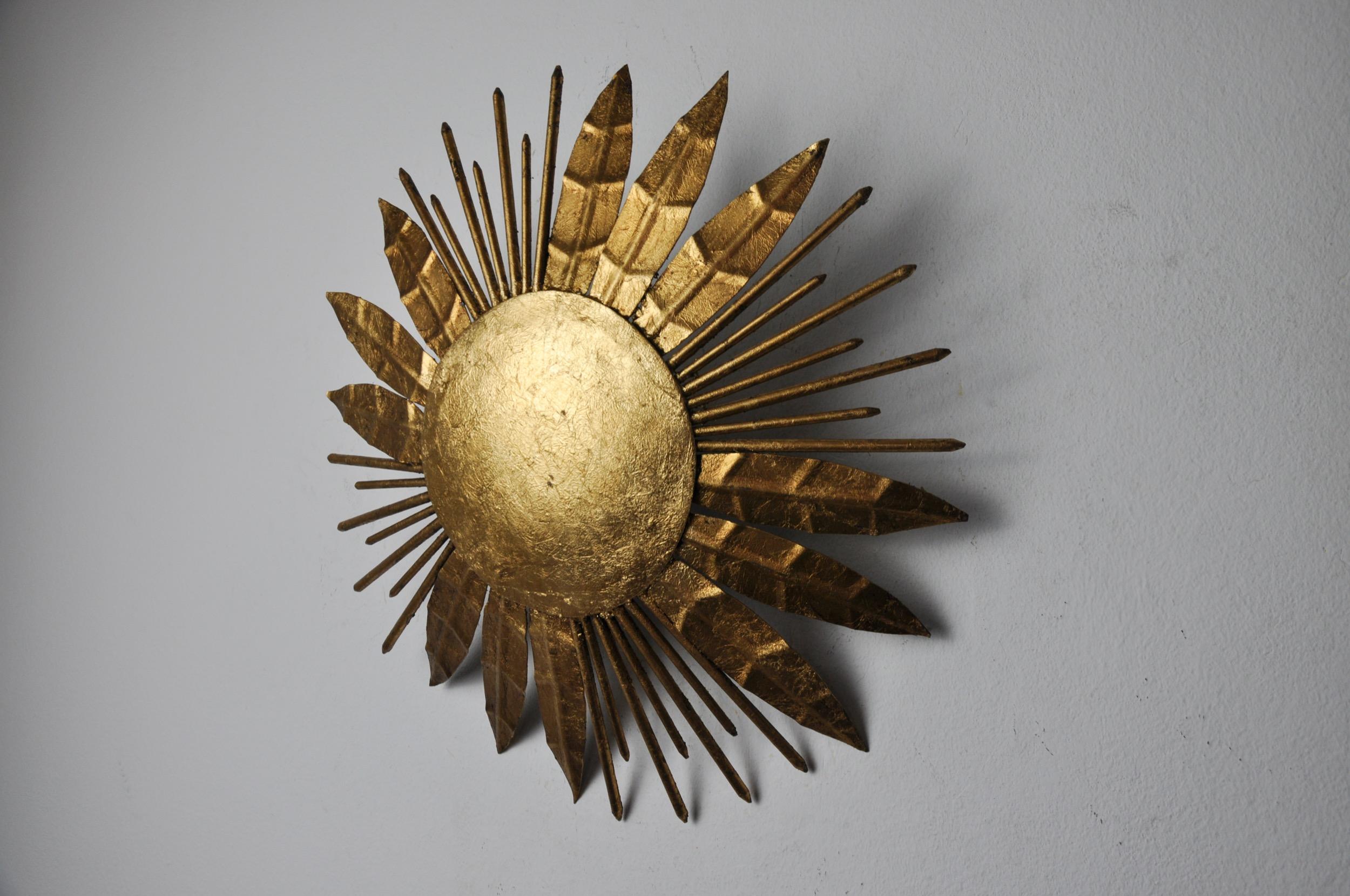 Italian Brutalist sun floral wall lamp, gold leaf gilded metal, Italy, 1970 For Sale