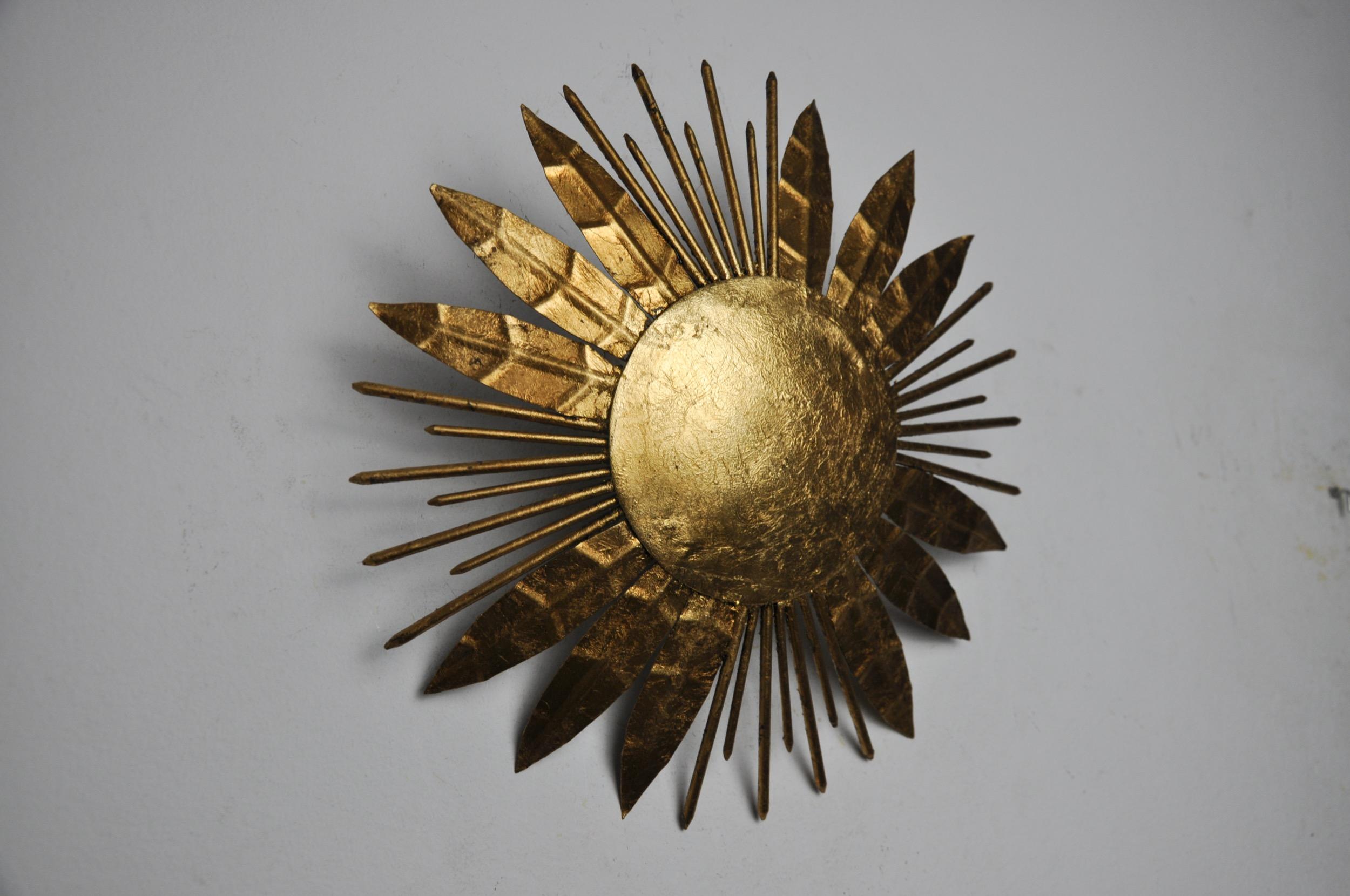 Brutalist sun floral wall lamp, gold leaf gilded metal, Italy, 1970 In Good Condition For Sale In BARCELONA, ES
