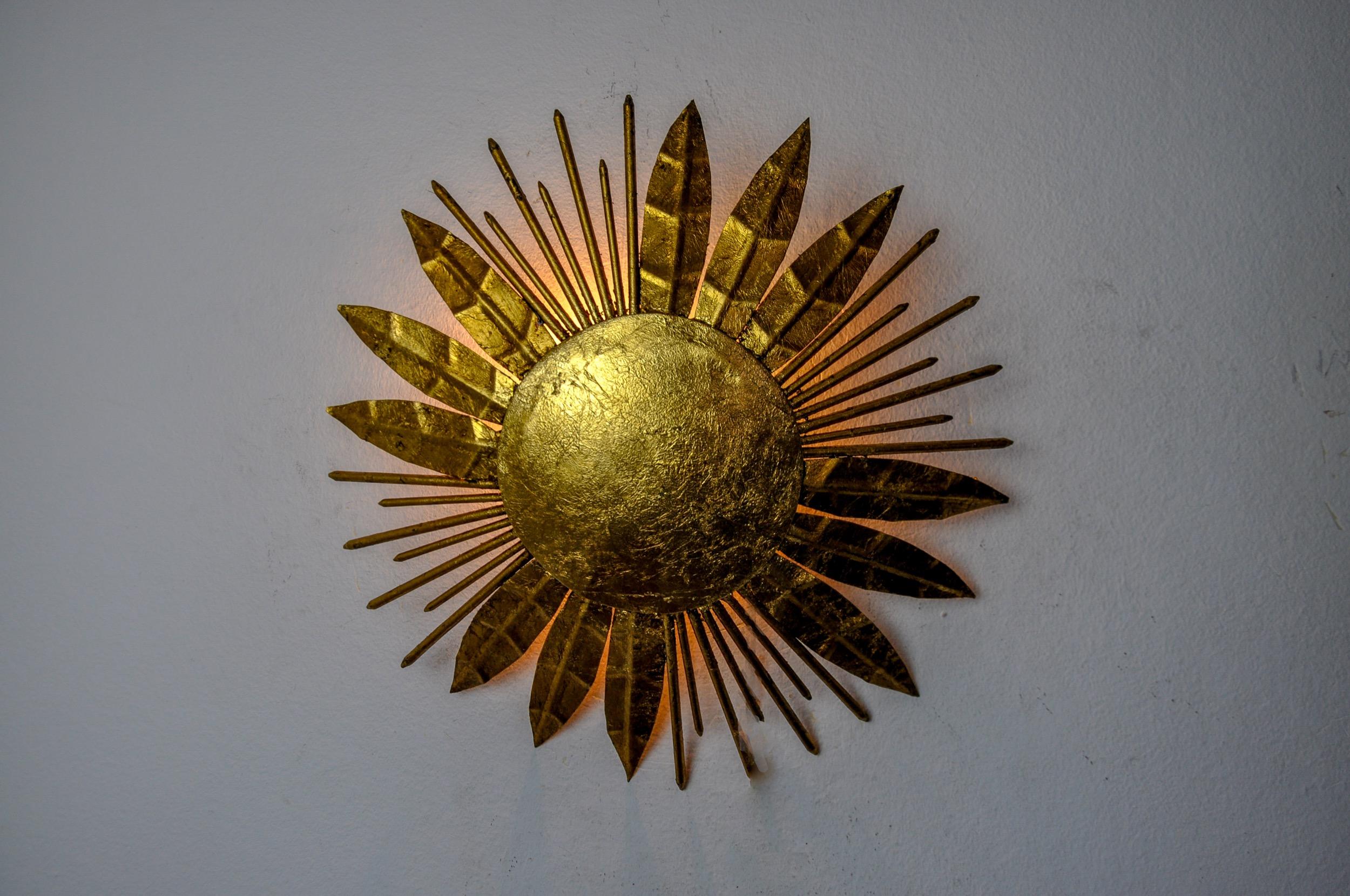Mid-20th Century Brutalist sun floral wall lamp, gold leaf gilded metal, Italy, 1970 For Sale