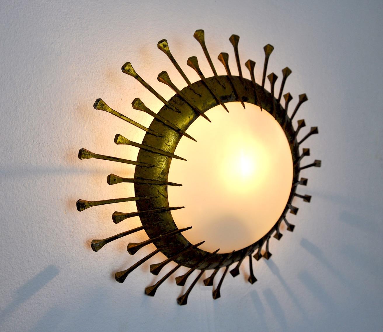 Mid-20th Century Brutalist Sun Lamp, Opaline and Gold Leaf, Italy, 1960 For Sale