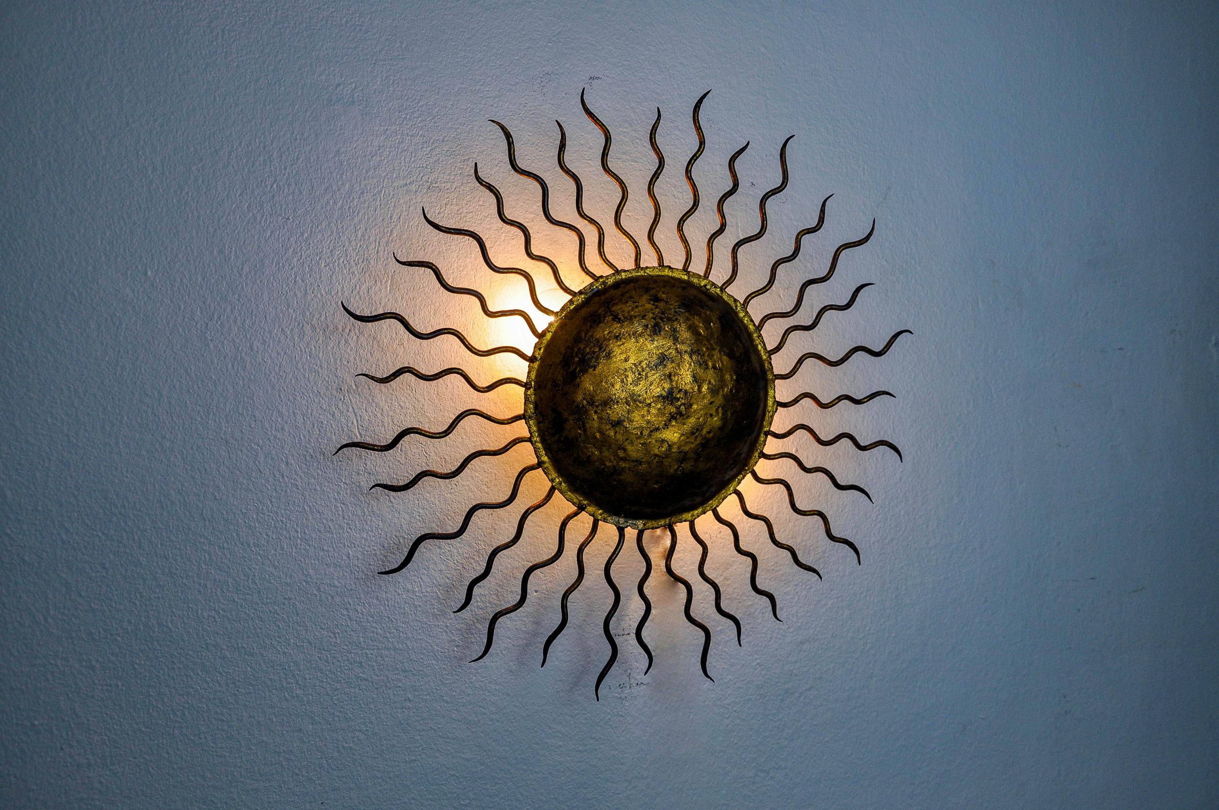 Superba e rara lampada da parete o da soffitto, progettata e prodotta in Italia negli anni '70. Questo oggetto unico è composto da una struttura in metallo dorato a foglia d'oro. Un oggetto che illuminerà meravigliosamente e darà un vero tocco di