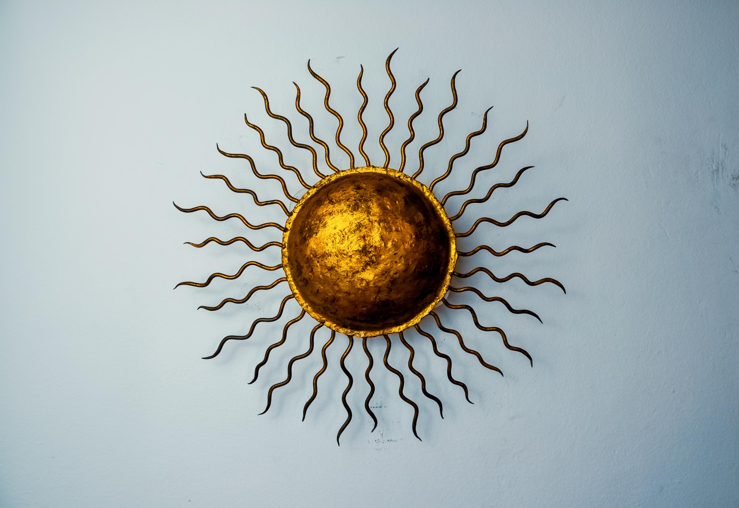 Hollywood Regency Applique brutalista, metallo dorato a foglia d'oro, Italia, 1970