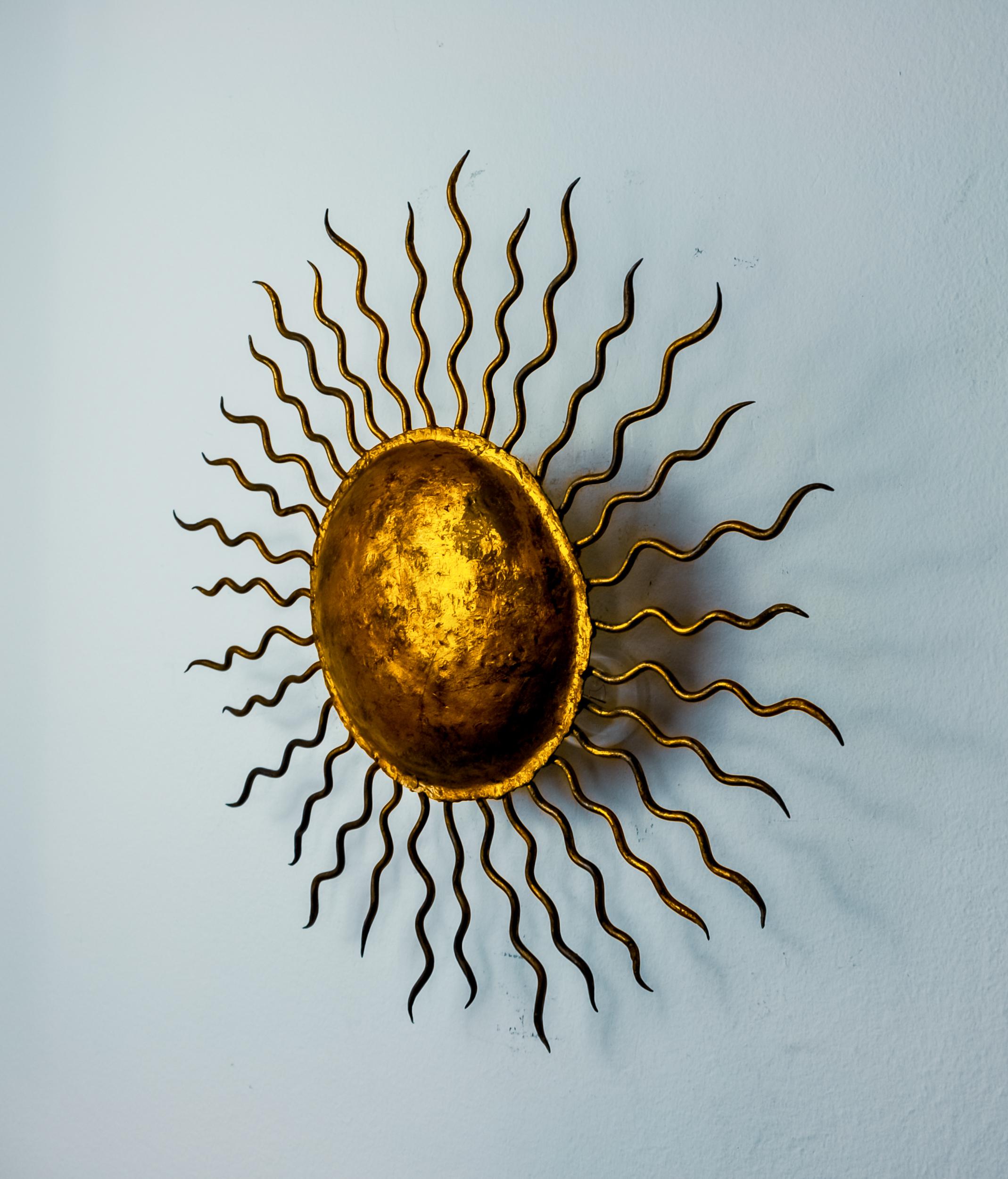 Italiano Applique brutalista, metallo dorato a foglia d'oro, Italia, 1970