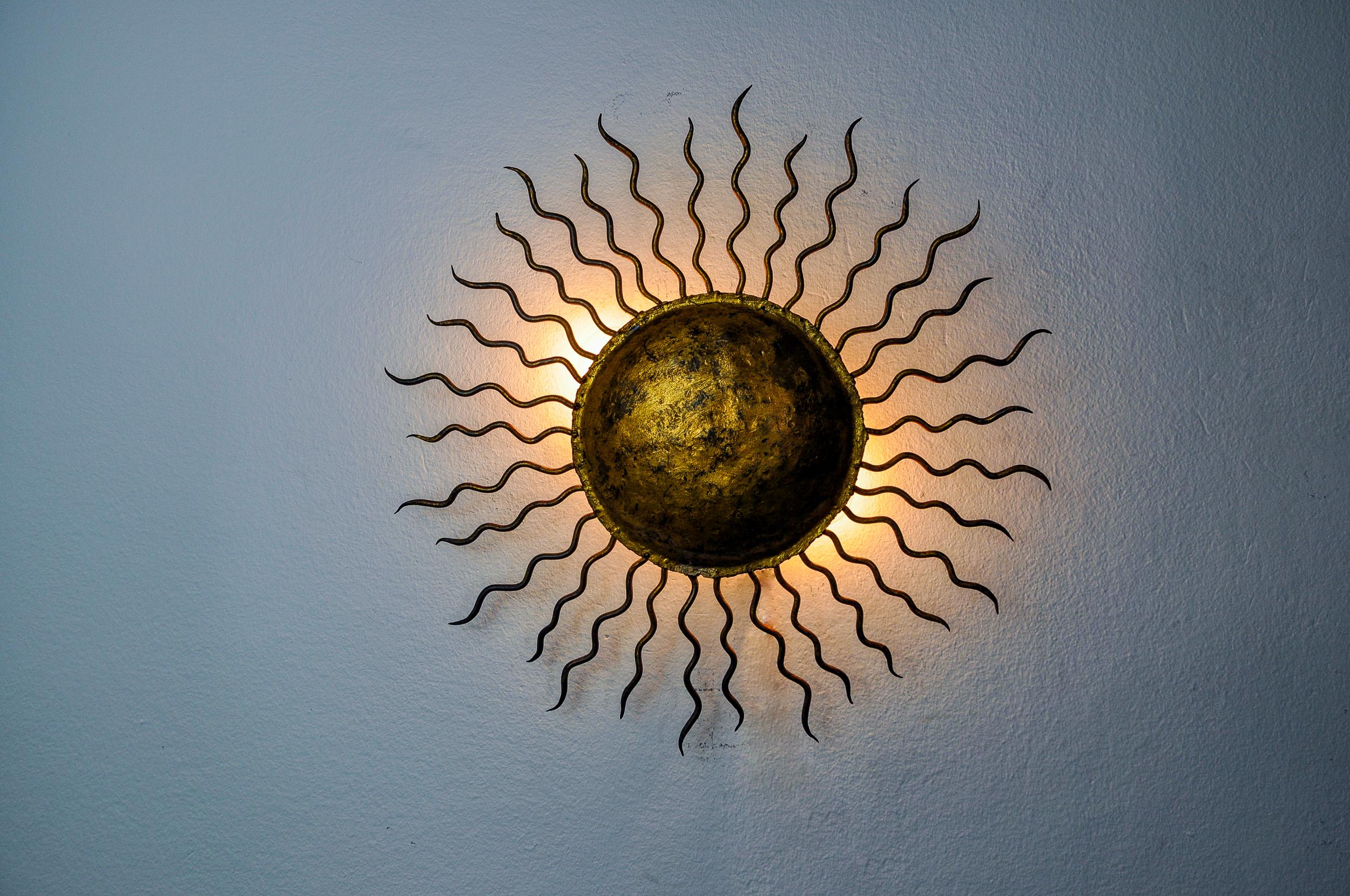 Applique brutalista, metallo dorato a foglia d'oro, Italia, 1970 In condizioni buone a BARCELONA, ES