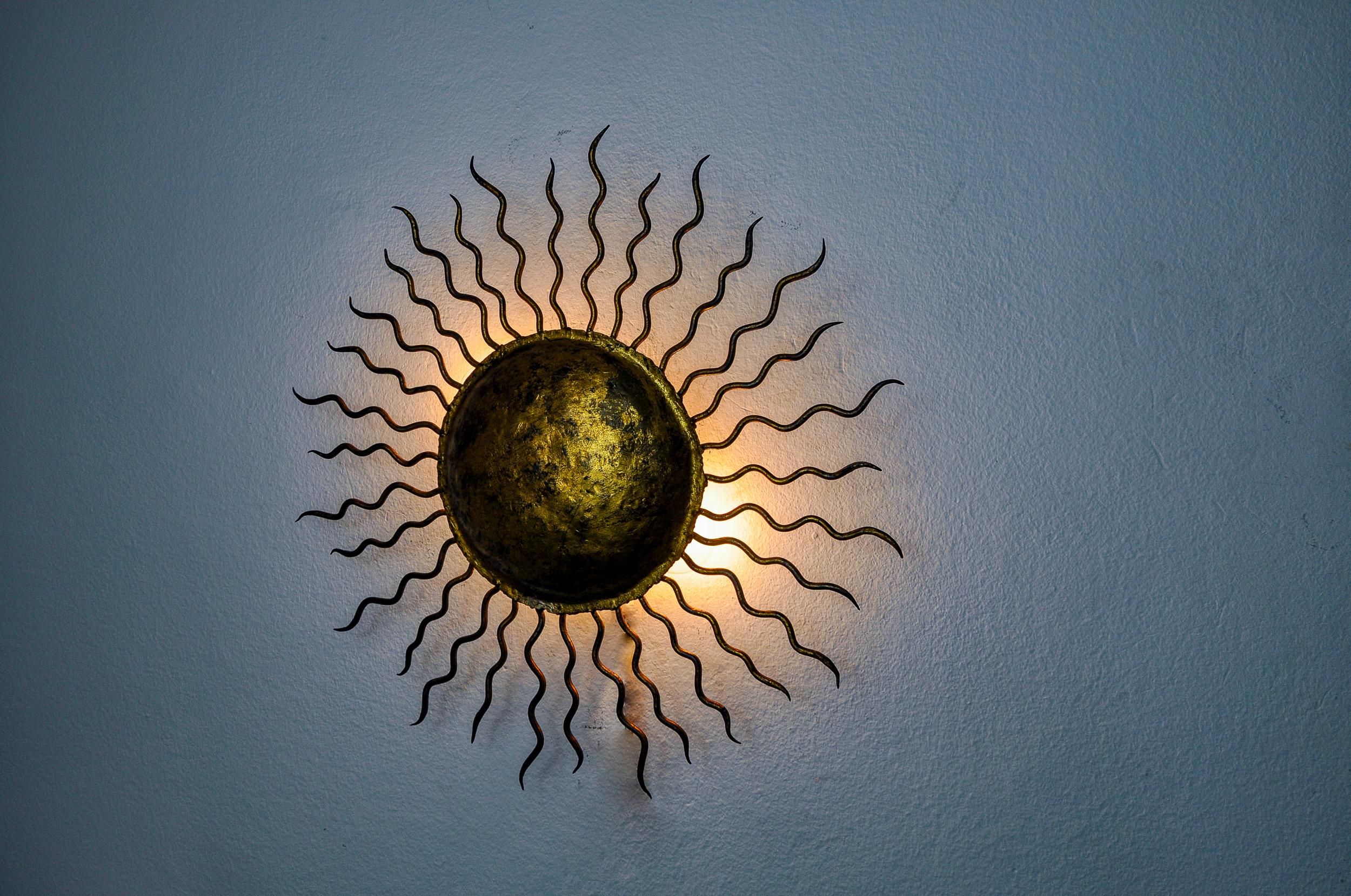 Fine XX secolo Applique brutalista, metallo dorato a foglia d'oro, Italia, 1970