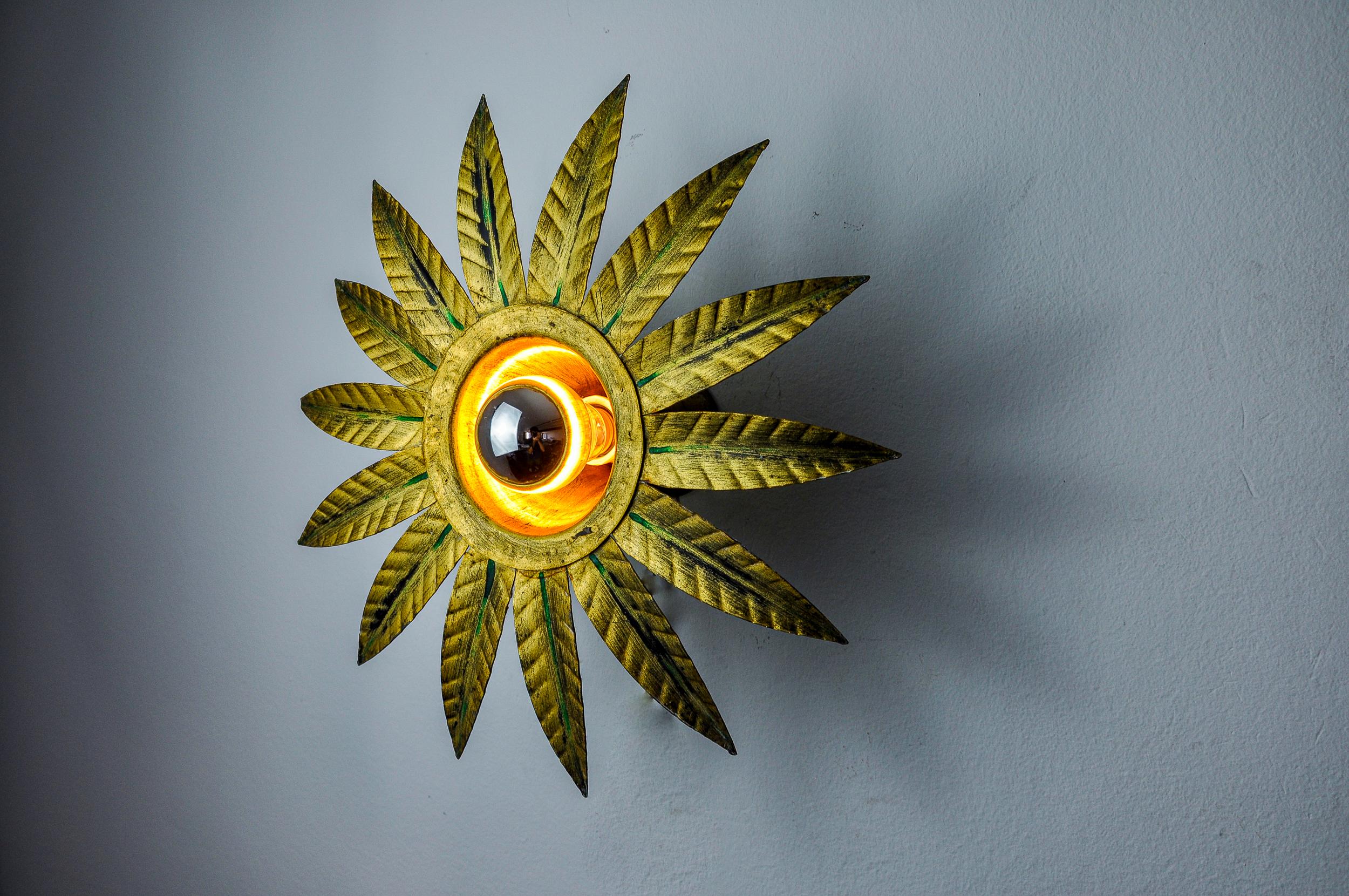 Sehr schöne und seltene Sonnen-Wandleuchte, entworfen und hergestellt von Ferro Arte in Spanien in den 1960er Jahren. Metallstruktur mit Blattgold vergoldet. Einzigartiges Objekt, das wunderbar leuchtet und Ihrer Einrichtung einen echten