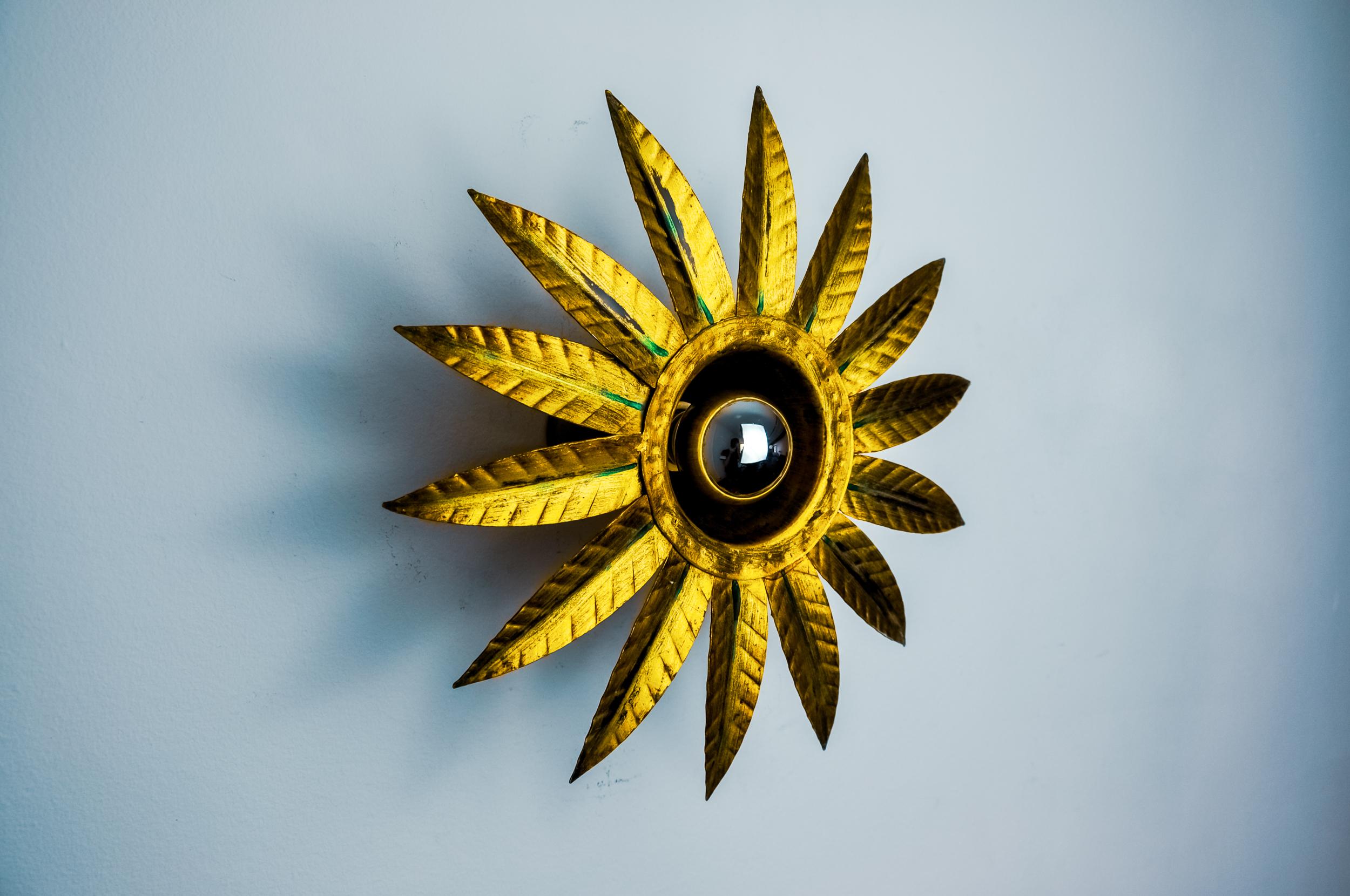 Brutalistische Sonnenwandleuchte aus blattvergoldetem, vergoldetem Metall, Italien, 1970 (Italienisch) im Angebot