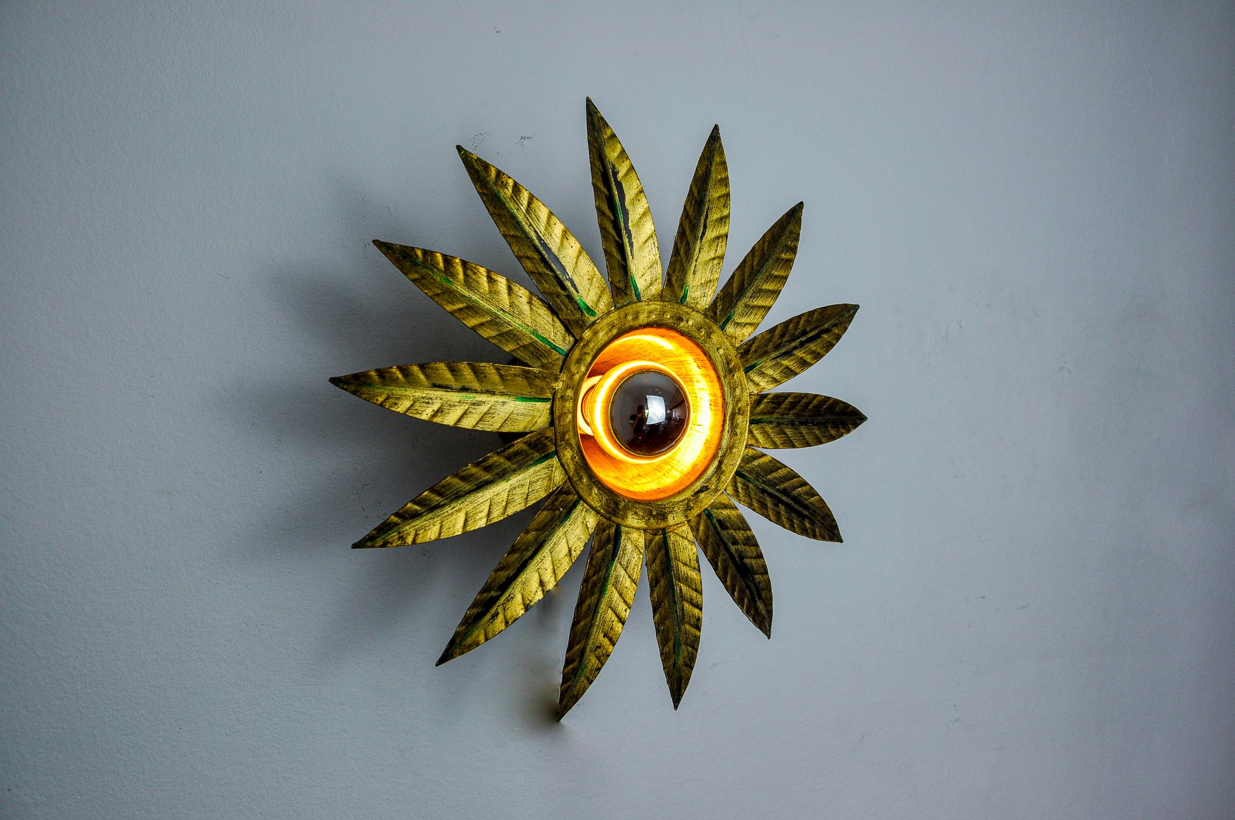 Brutalistische Sonnenwandleuchte aus blattvergoldetem, vergoldetem Metall, Italien, 1970 (Ende des 20. Jahrhunderts) im Angebot