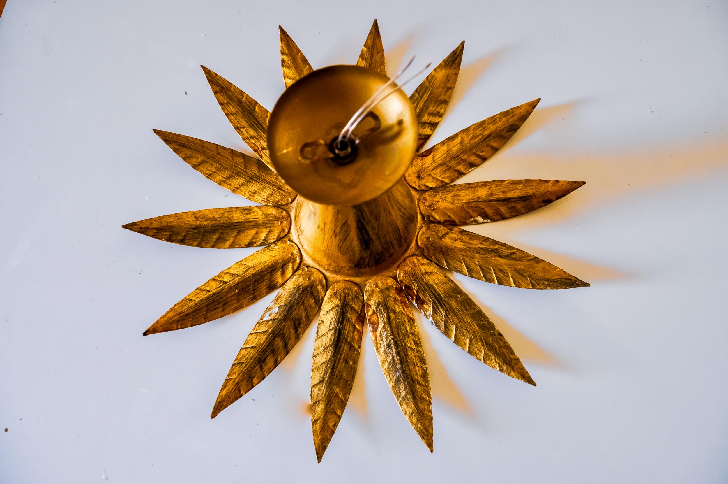 Brutalistische Sonnenwandleuchte aus blattvergoldetem, vergoldetem Metall, Italien, 1970 im Angebot 1