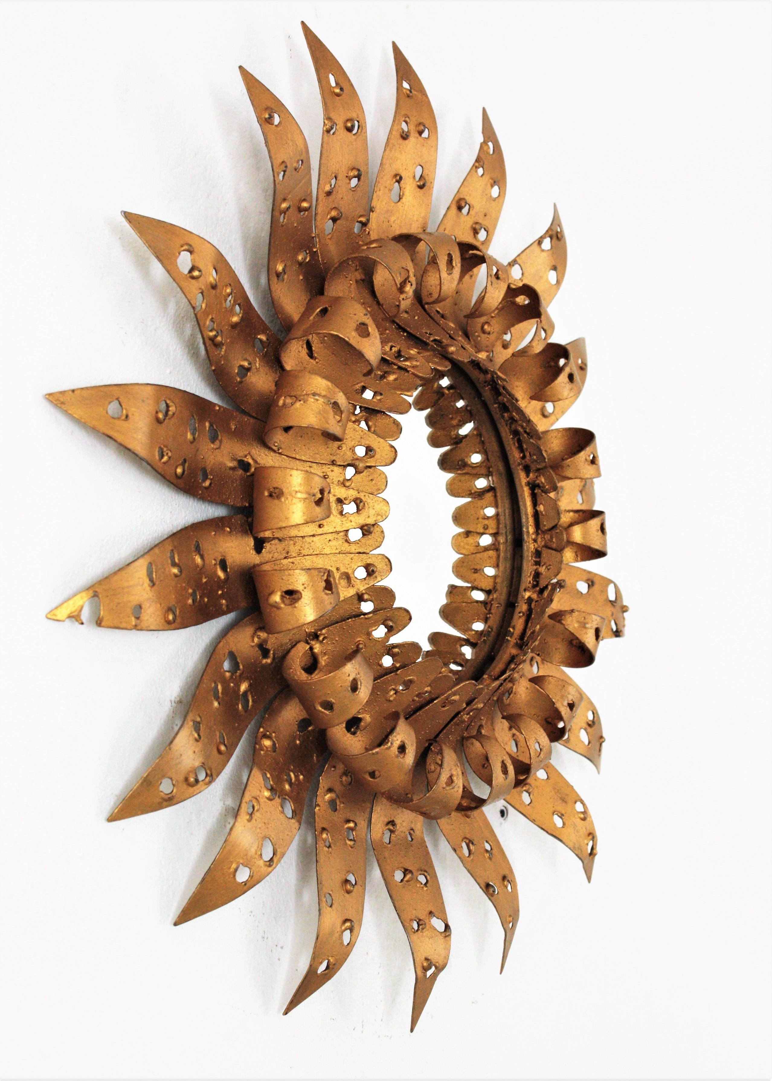 Sunburst Eyelash Perforated Brutalist Mirror in Gilt Iron, 1960s In Good Condition For Sale In Barcelona, ES