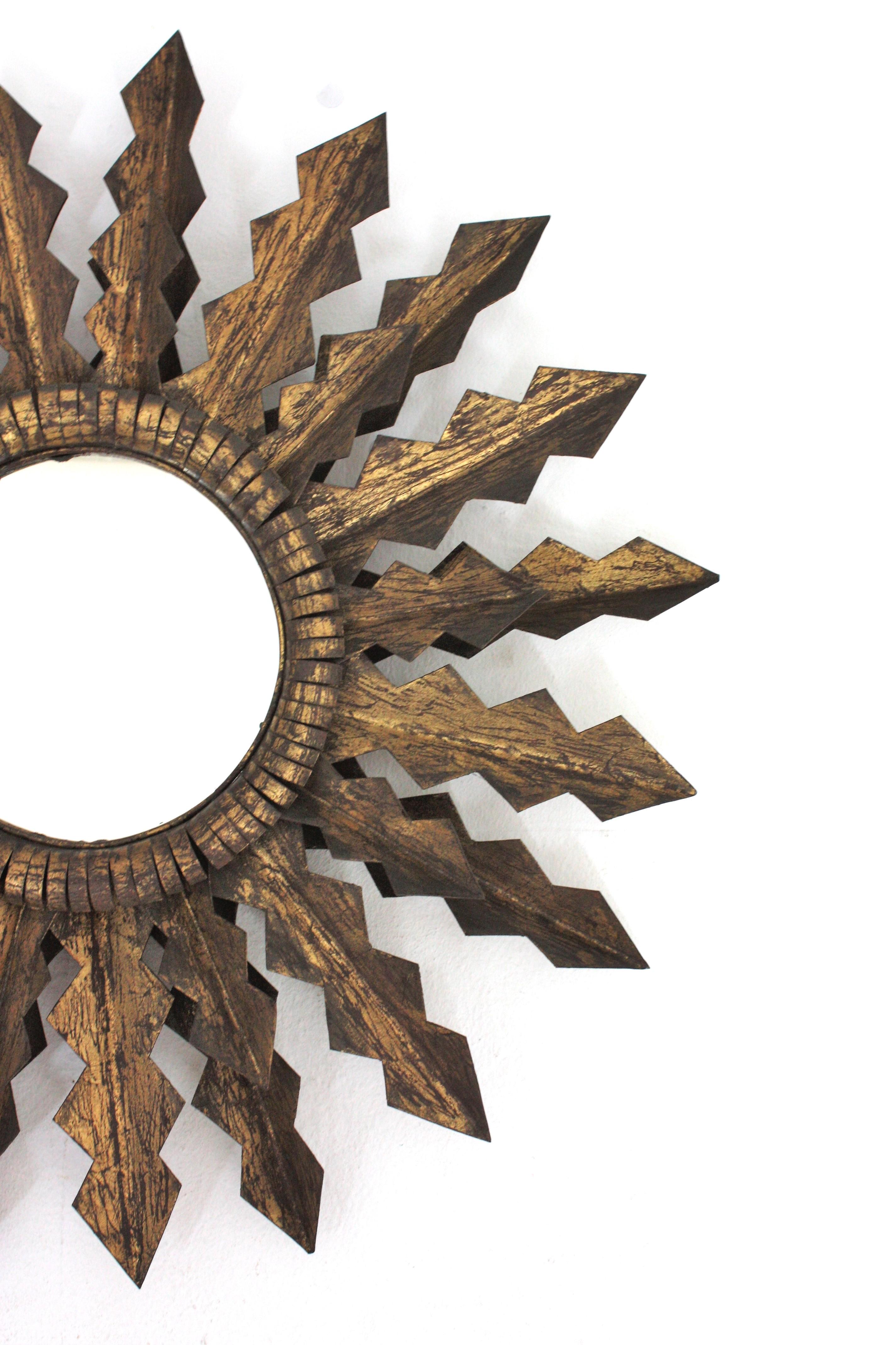 Brutalist Sunburst Mirror with Double Layered Jagged Frame in Gilt Wrought Iron In Good Condition For Sale In Barcelona, ES