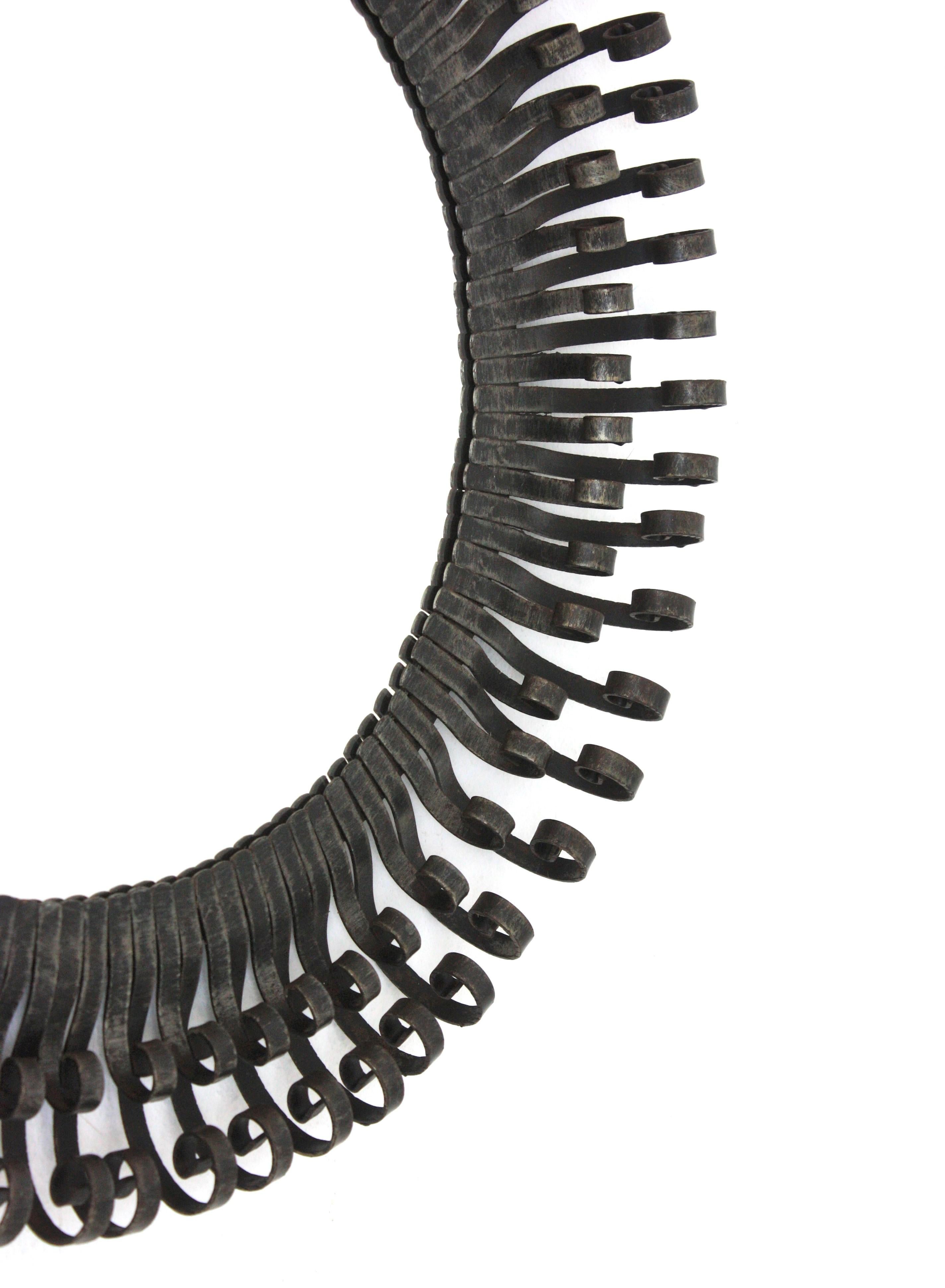 Brutalist Sunburst Mirror with Scroll Endings, Wrought Iron, 1950s en Bueno estado para la venta en Barcelona, ES