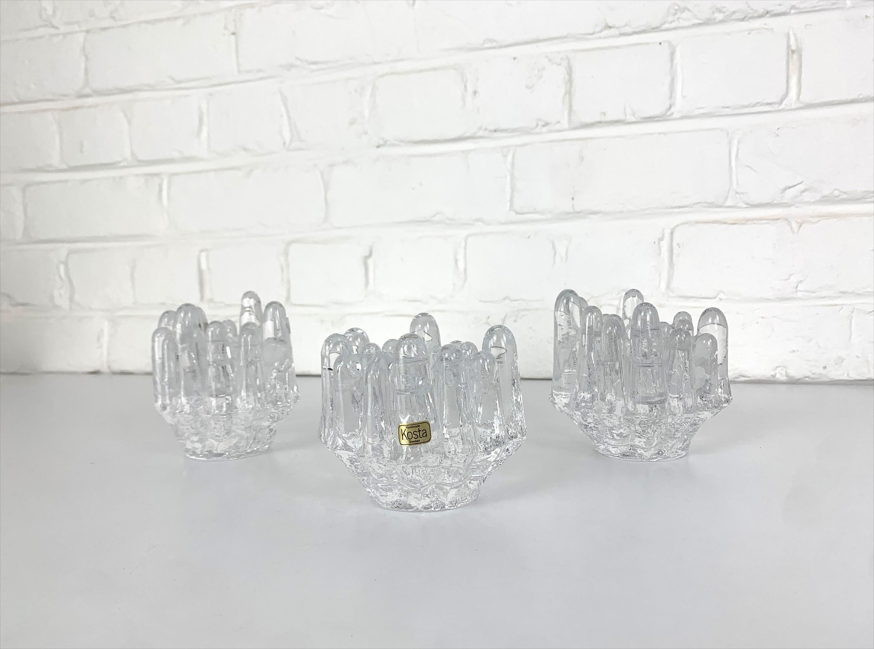 Portacandele in cristallo, design di Göran Warff per Kosta Boda, Svezia, anni Settanta. Set di 3. Uno dei candelieri è contrassegnato dalla scritta 