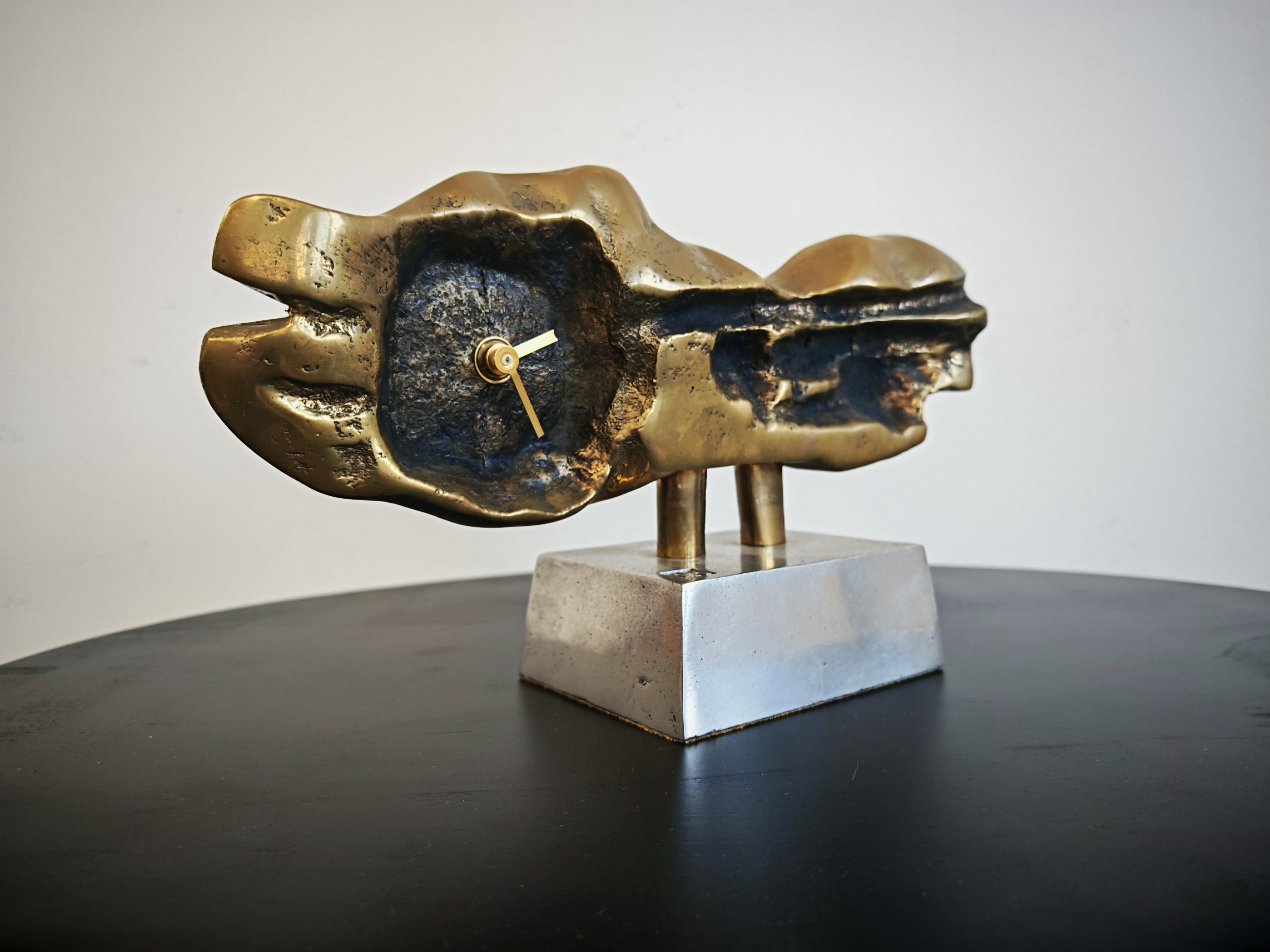 Brutalist Table Clock in bronze by David Marshal, Spain 1970s In Good Condition For Sale In Beograd, RS
