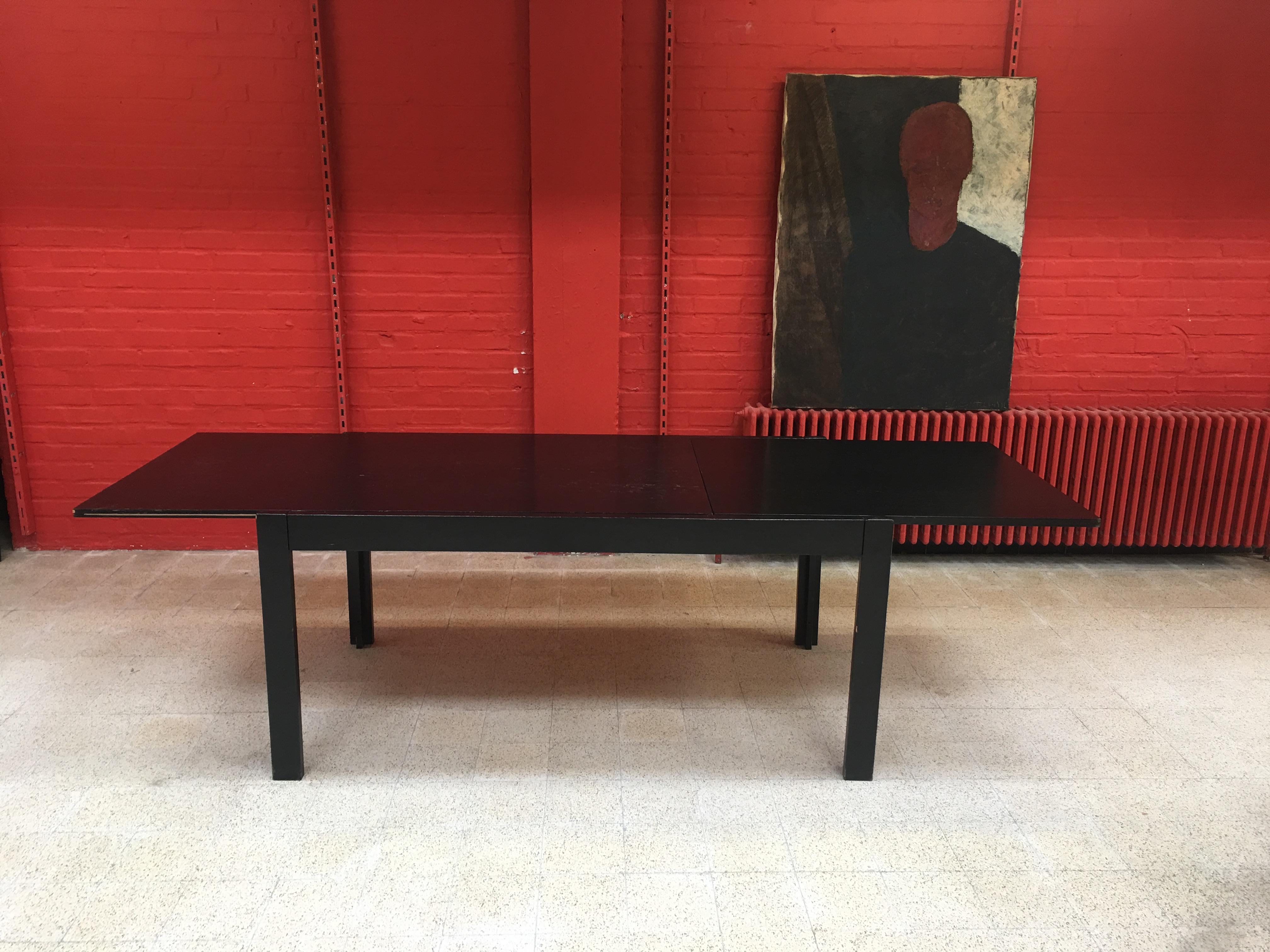 Table brutaliste en bois noirci:: circa 1960-1970 en vente 2