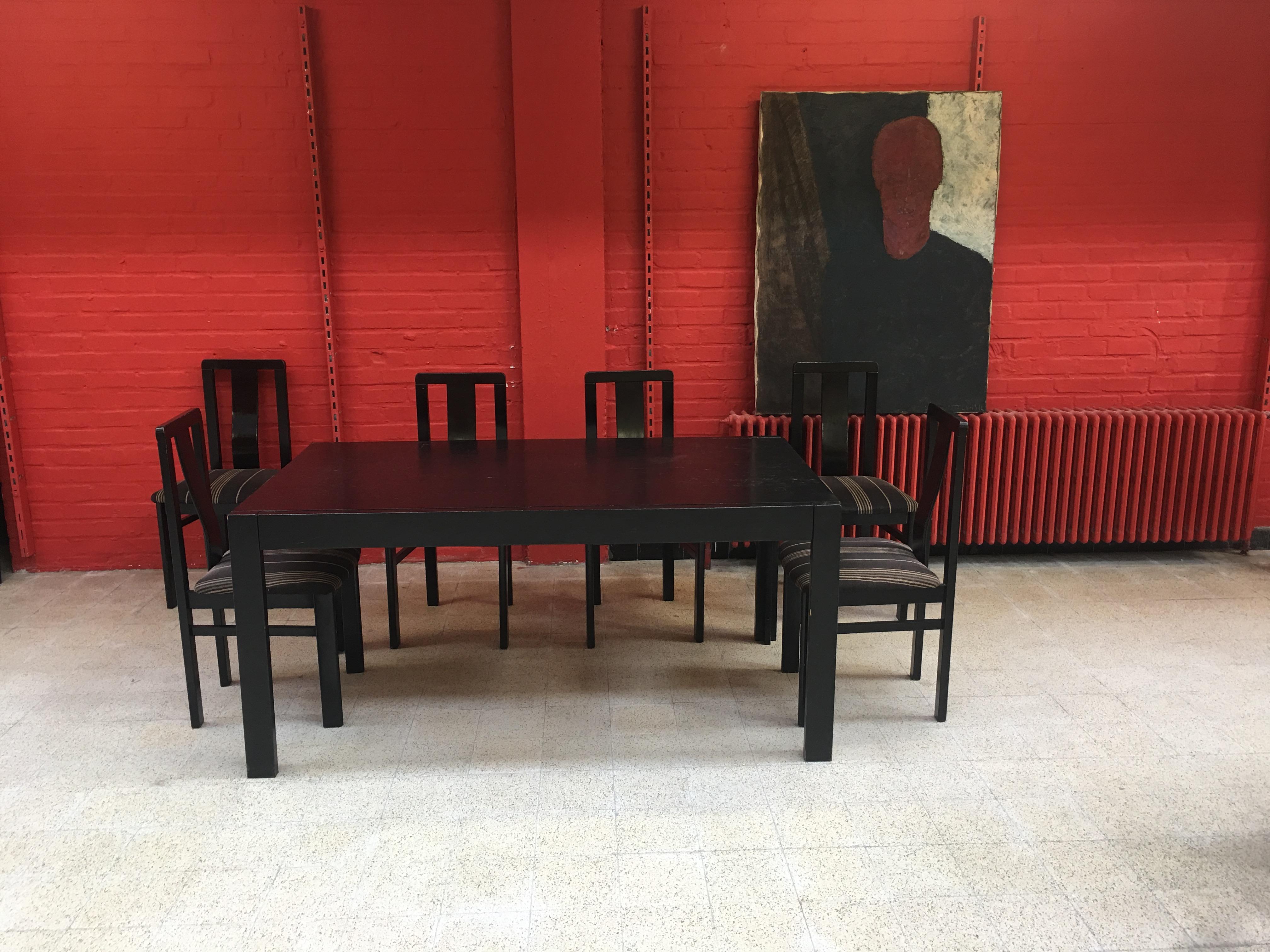 Table brutaliste en bois noirci:: circa 1960-1970 en vente 3