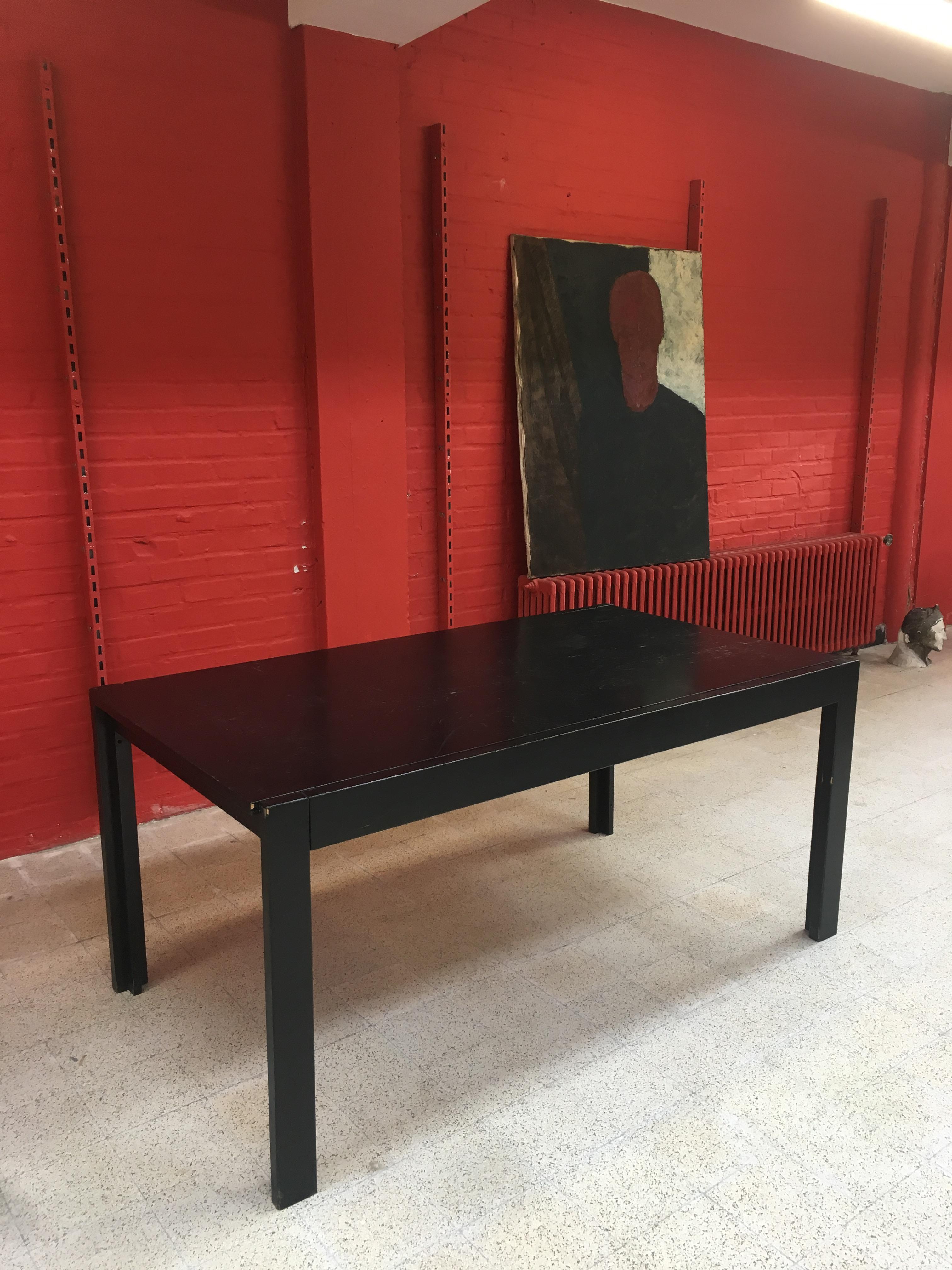Table brutaliste en bois noirci, vers 1960-1970
bon état, patine à refaire
Dimension : 76 x 162 x 91 cm
avec extension 76 x 262 x 91 cm
6 chaises et 1 grand buffet sont également disponibles.