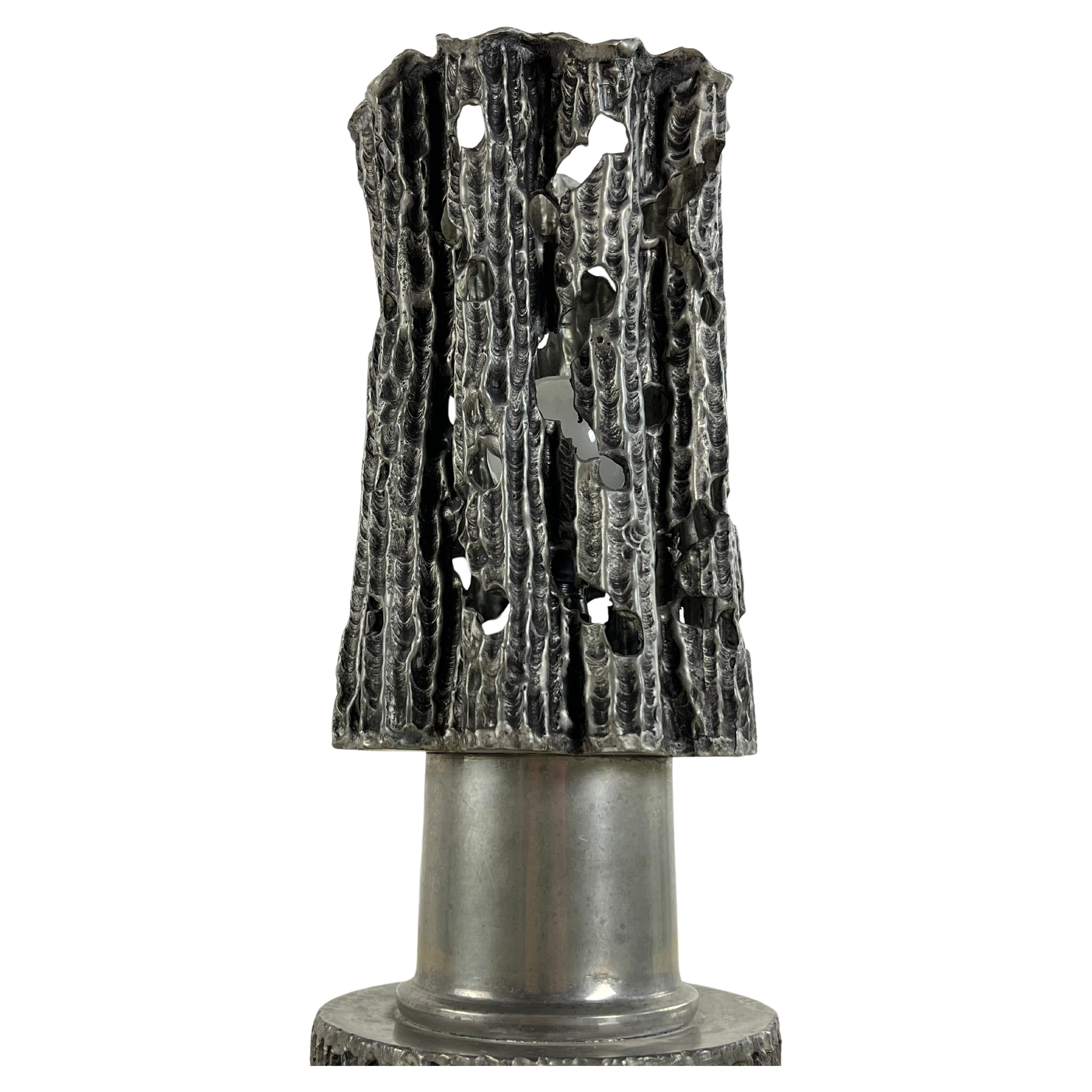 Lampe de table brutaliste attribuée à Marcello Fantoni Design italien 1970
Intact et fonctionnel, bon état. Lampe E14.