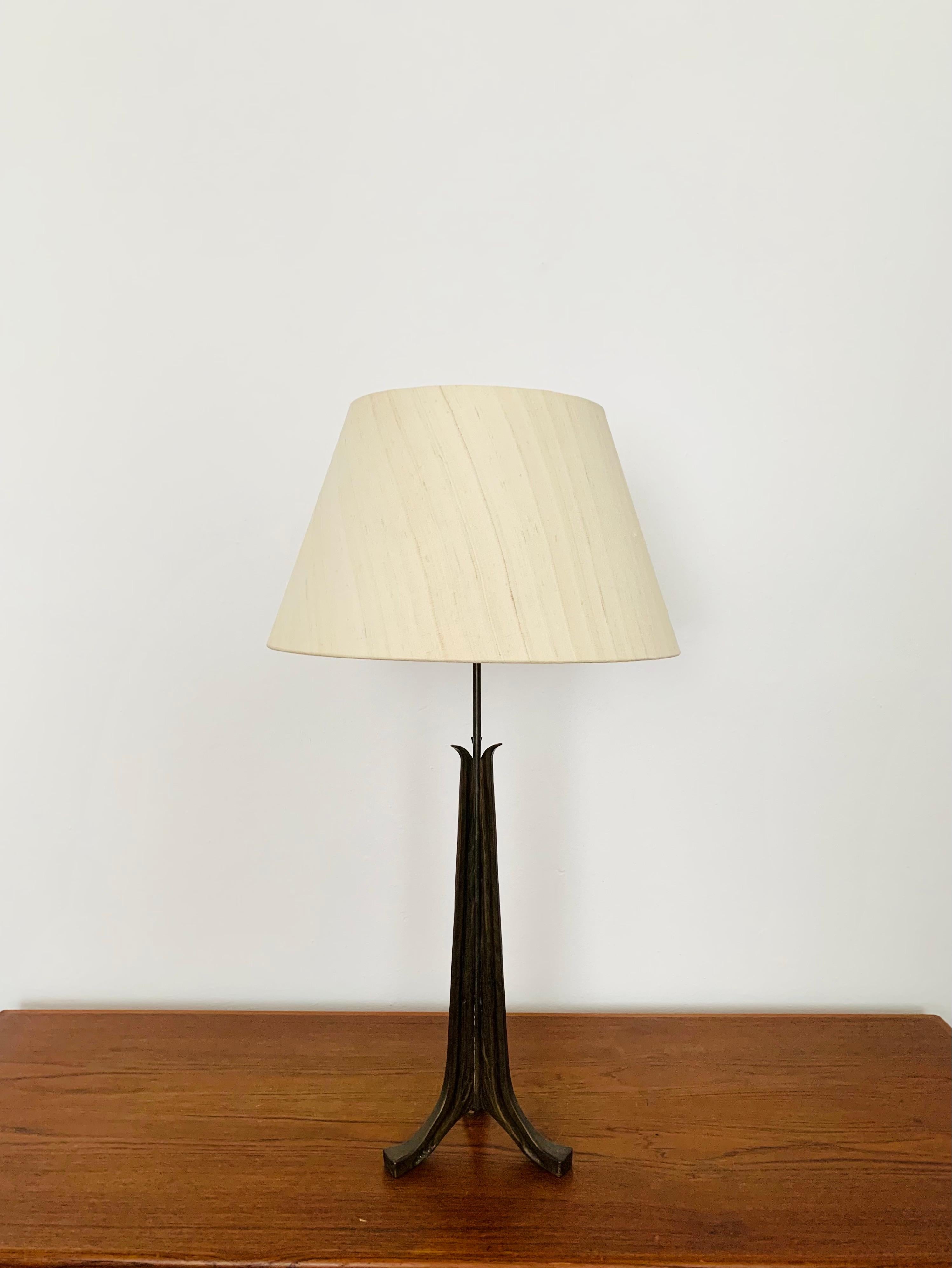 Impressive beautiful brutalist table lamp from the 1960s.
The lamp has a very high quality finish.
Wonderful design and an asset to any home.
A very noble light is created.

Sockets with pull switch are and switch on cord.

Condition:

Very