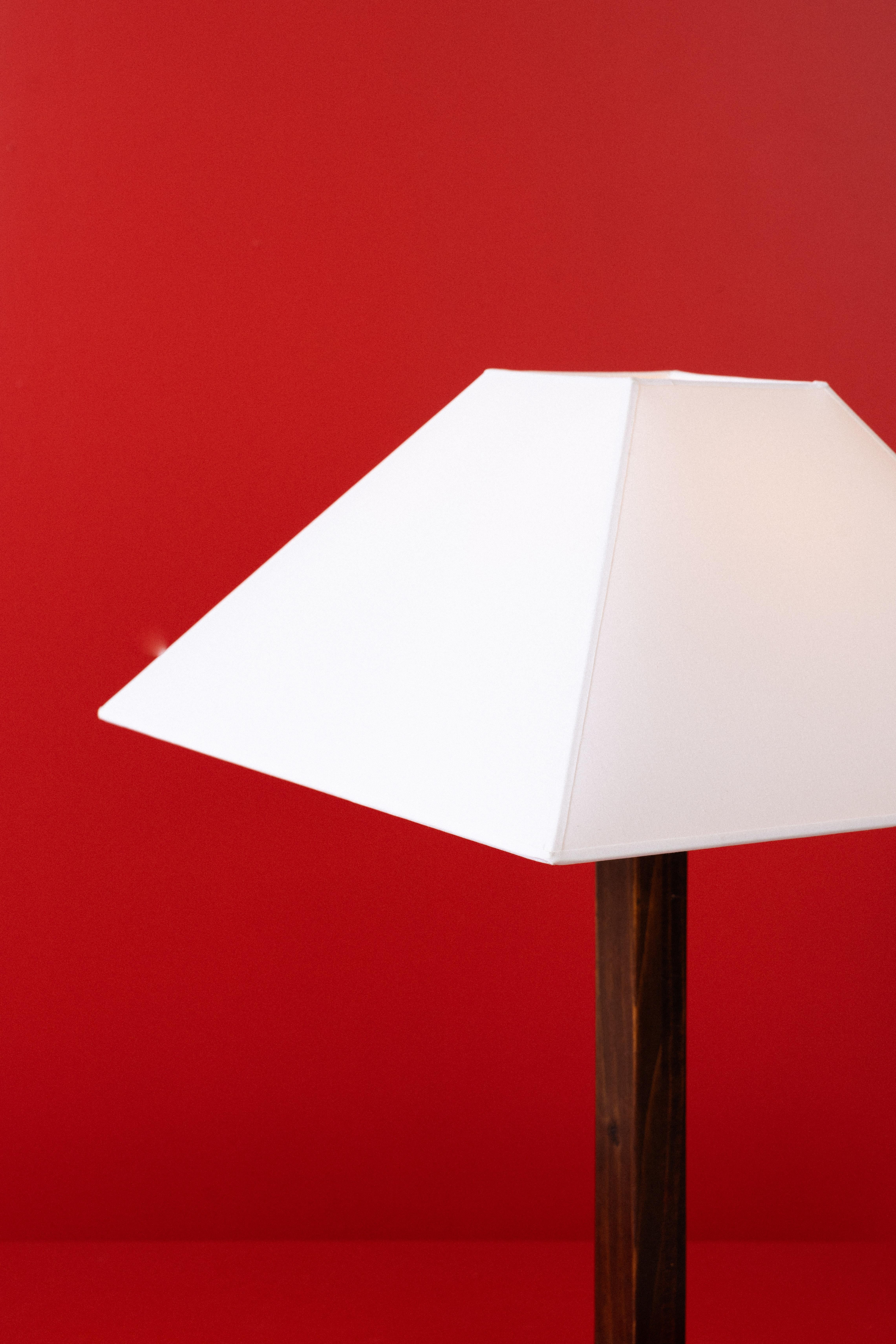 Cette lampe brutaliste met l'accent sur la beauté des matériaux bruts tels que le bois, mettant en valeur l'équilibre entre la fonction et l'expression artistique.