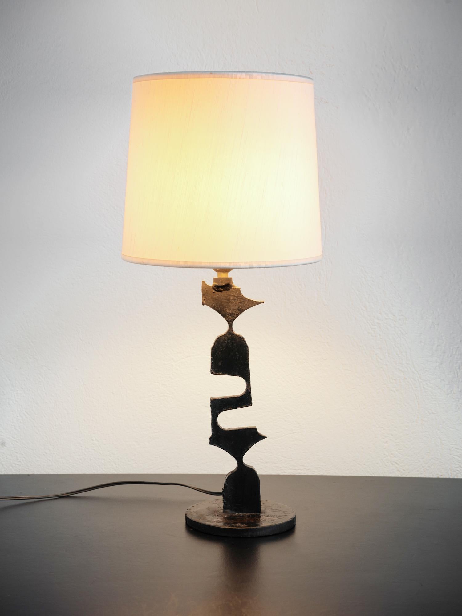Einzigartige brutalistische Stehlampe, Frankreich, 1960er-1970er Jahre.

Wenn die Lampe leuchtet, erzeugt sie ein warmes, diffuses Licht.

Der Stiel der Lampe sieht aus wie eine echte abstrakte Skulptur.
