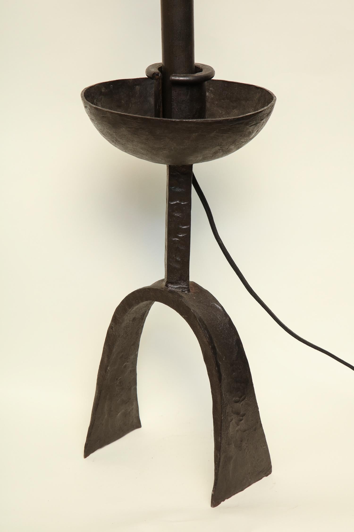 Brutalist Table Lamp Handwrought Iron Mid-Century Modern, Italy, 1960s In Good Condition For Sale In New York, NY