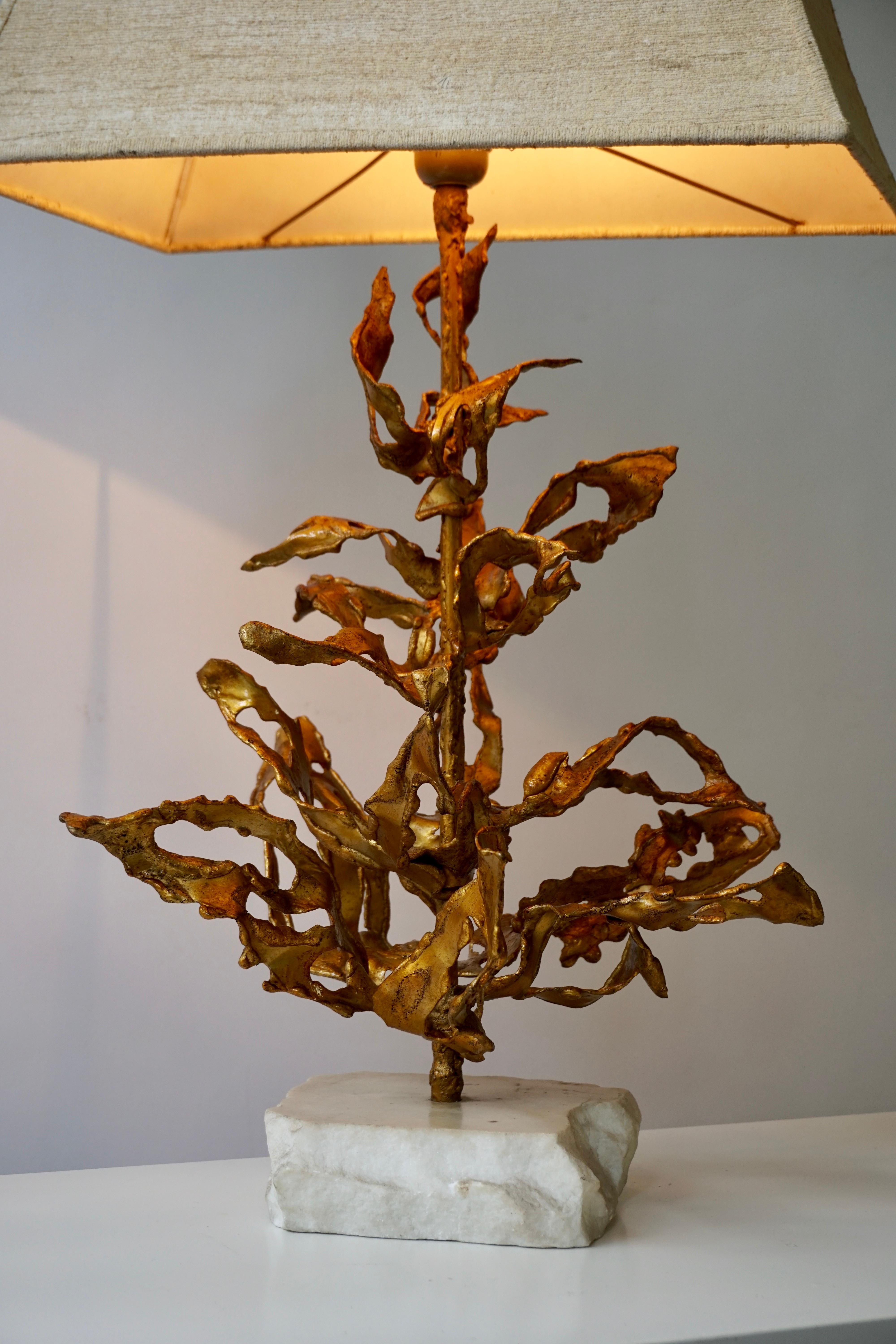 Brutalistische Tischlampe aus Messing, signiert Paul Moerenhout, um 1970 im Angebot 3