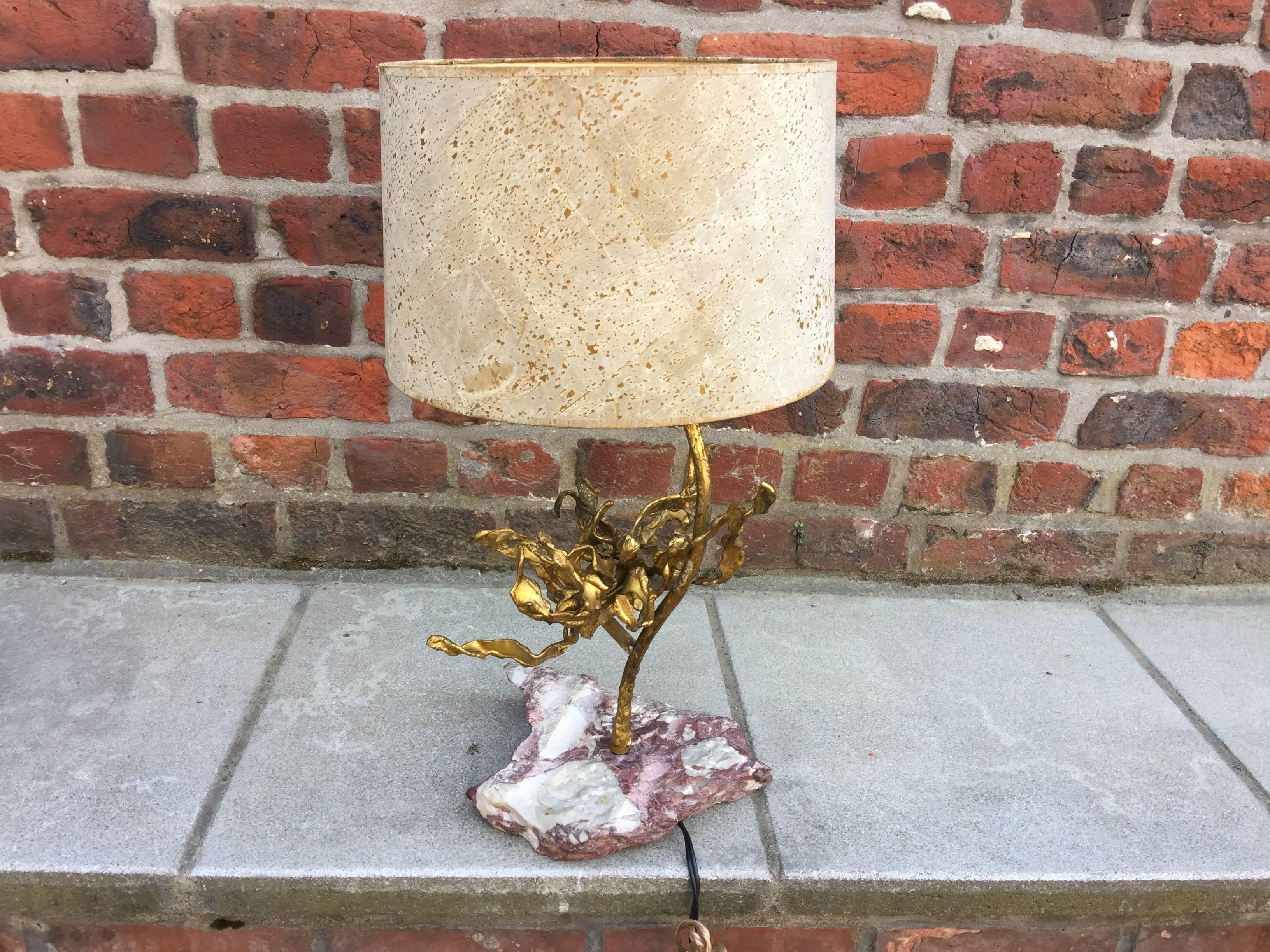 Brutalist table lamp in brass signed Paul Moerenhout, circa 1970.
Base in marble.