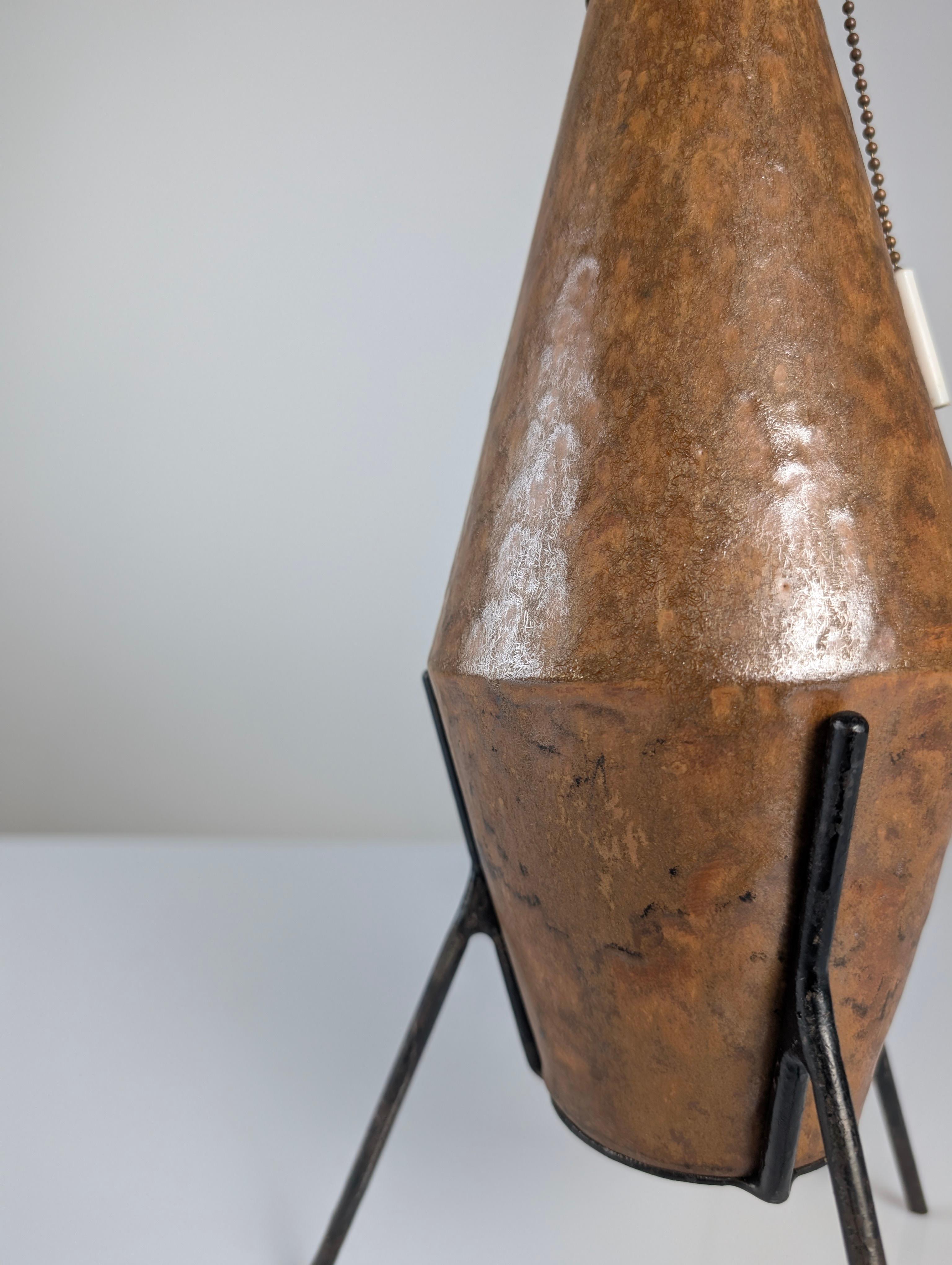 Européen Lampe de table brutaliste en céramique et en fer, années 1950 en vente