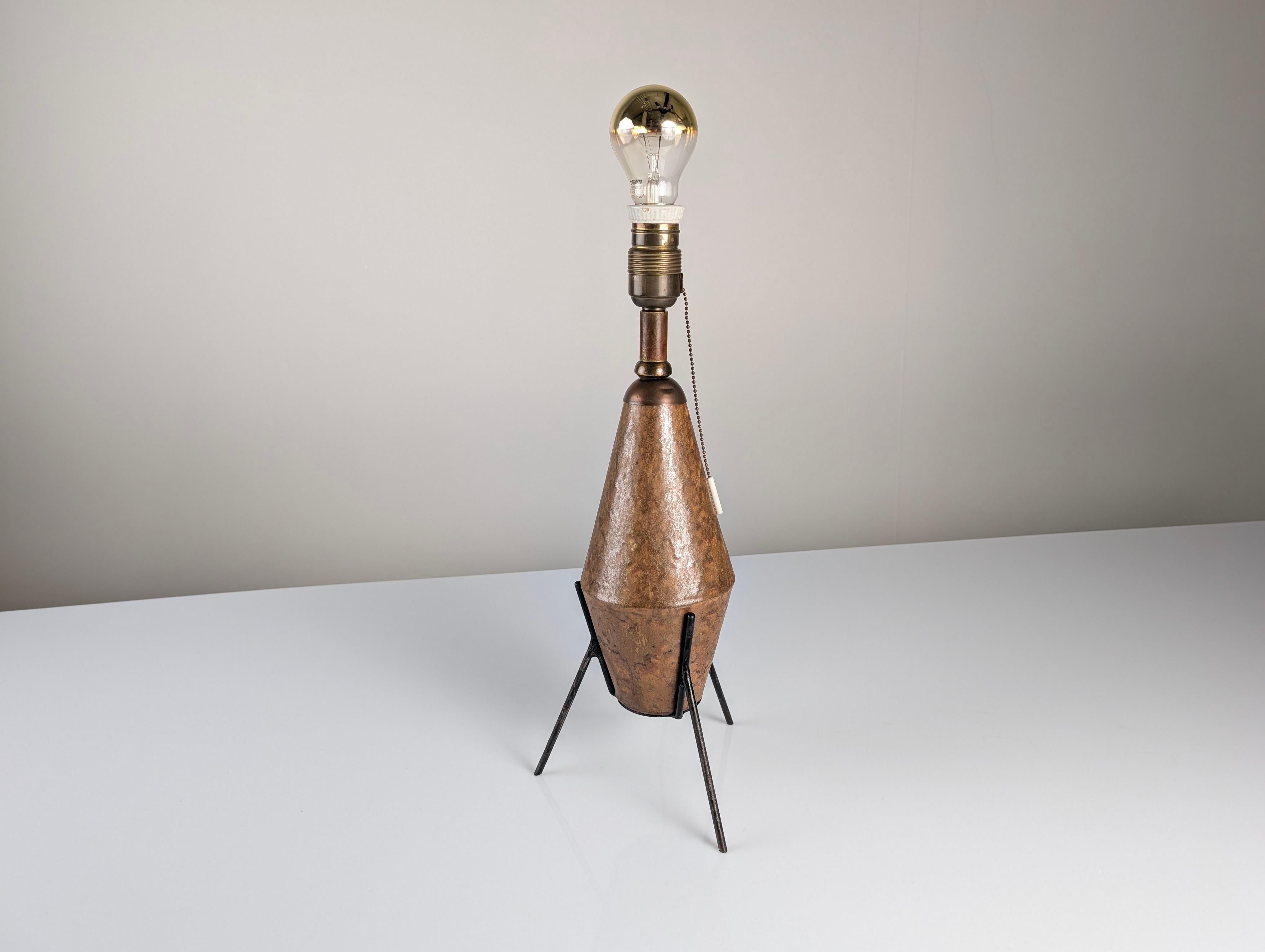 Milieu du XXe siècle Lampe de table brutaliste en céramique et en fer, années 1950 en vente