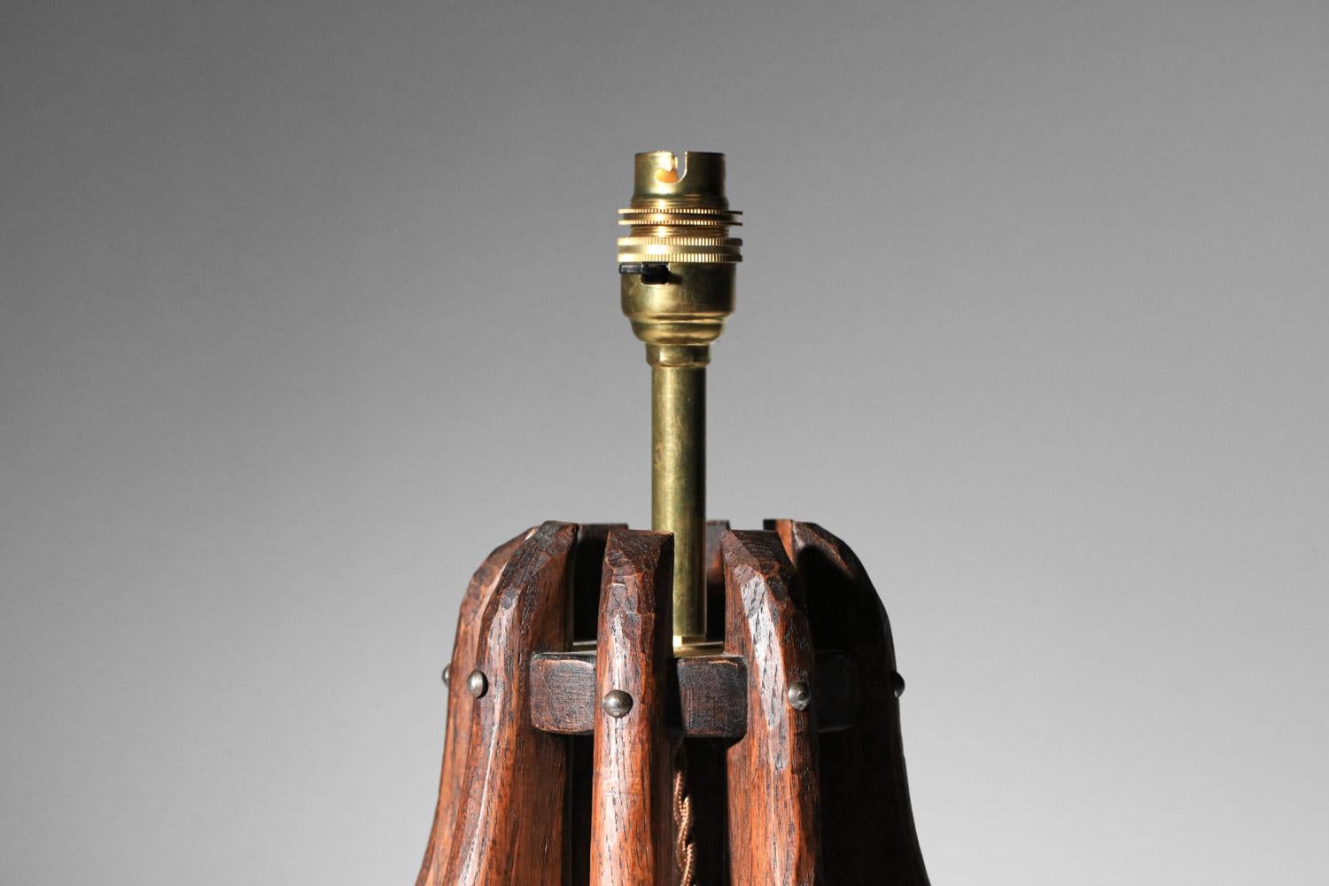 Brutalist table lamp in solid oak 60's folk art popular For Sale 4