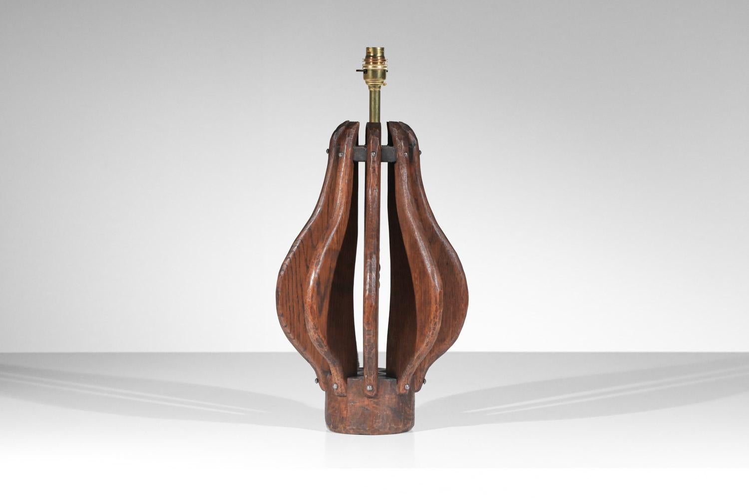 Brutalist table lamp in solid oak 60's folk art popular For Sale 5