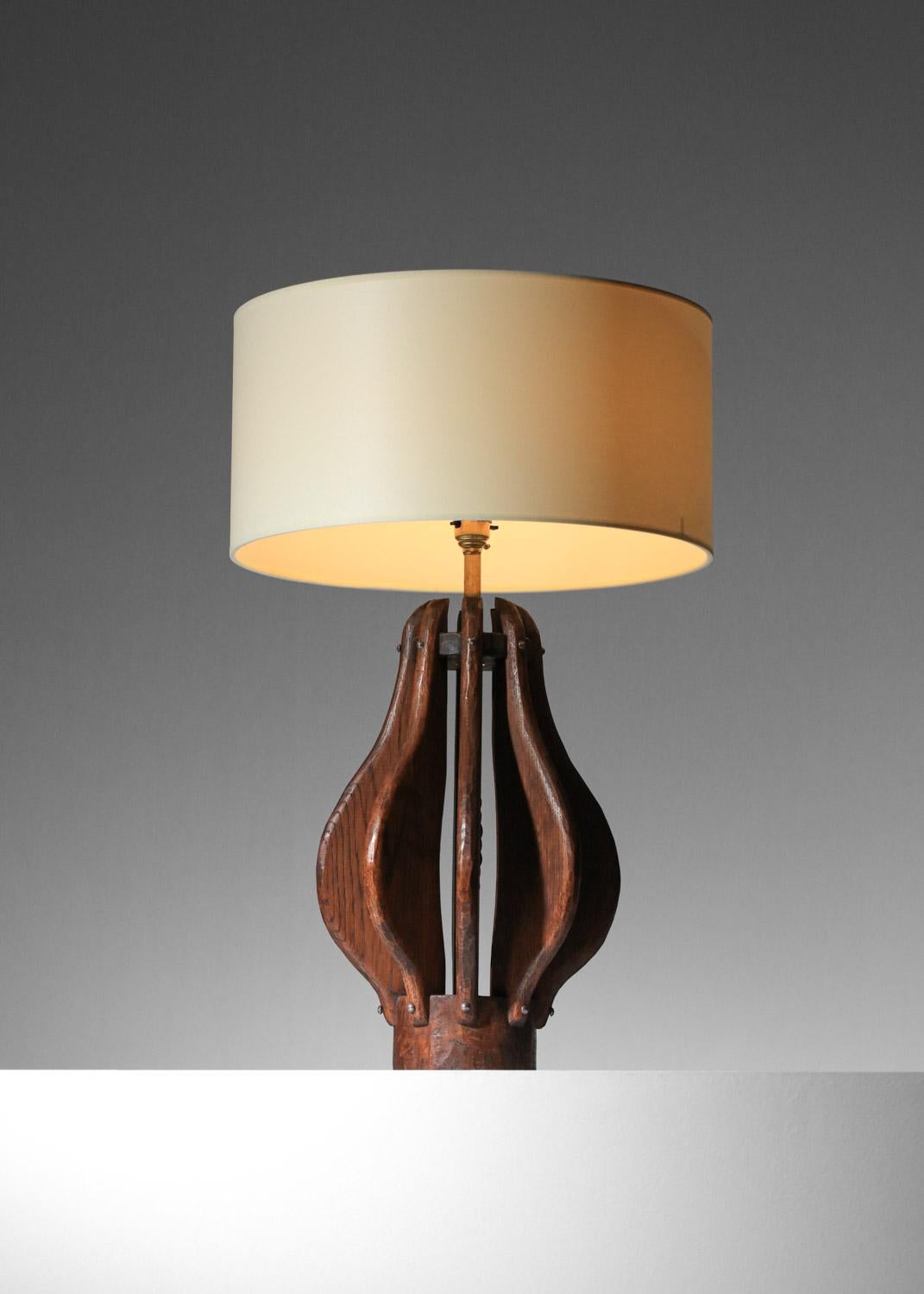 Hand-Crafted Brutalist table lamp in solid oak 60's folk art popular For Sale
