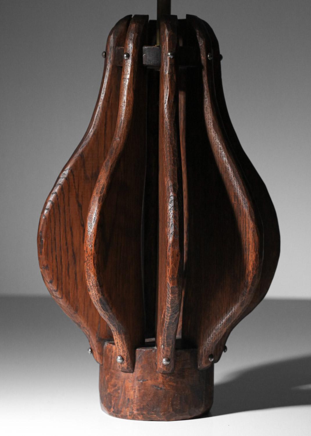 Brutalist table lamp in solid oak 60's folk art popular In Good Condition For Sale In Ternay, Auvergne-Rhône-Alpes