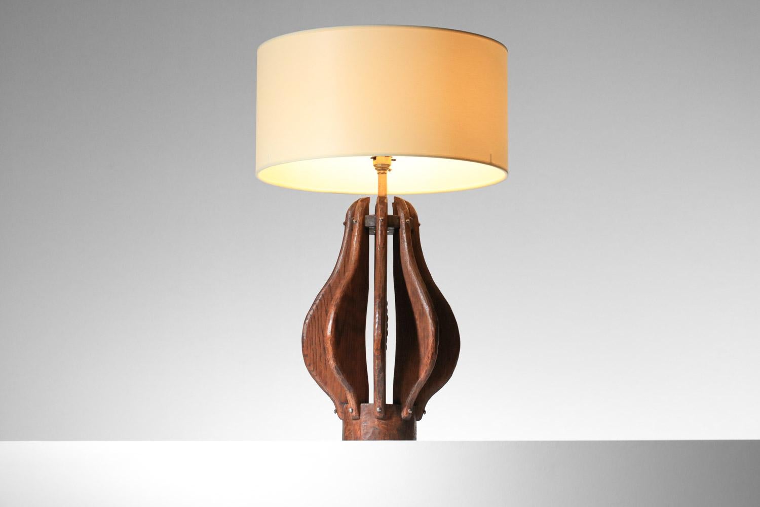 Brutalist table lamp in solid oak 60's folk art popular For Sale 1