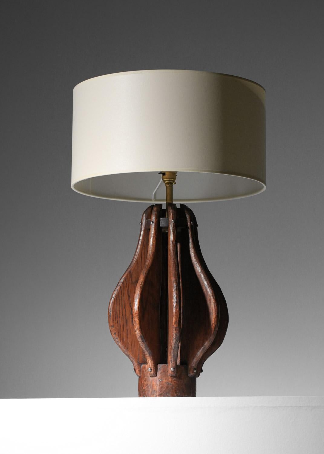 Brutalist table lamp in solid oak 60's folk art popular For Sale 2