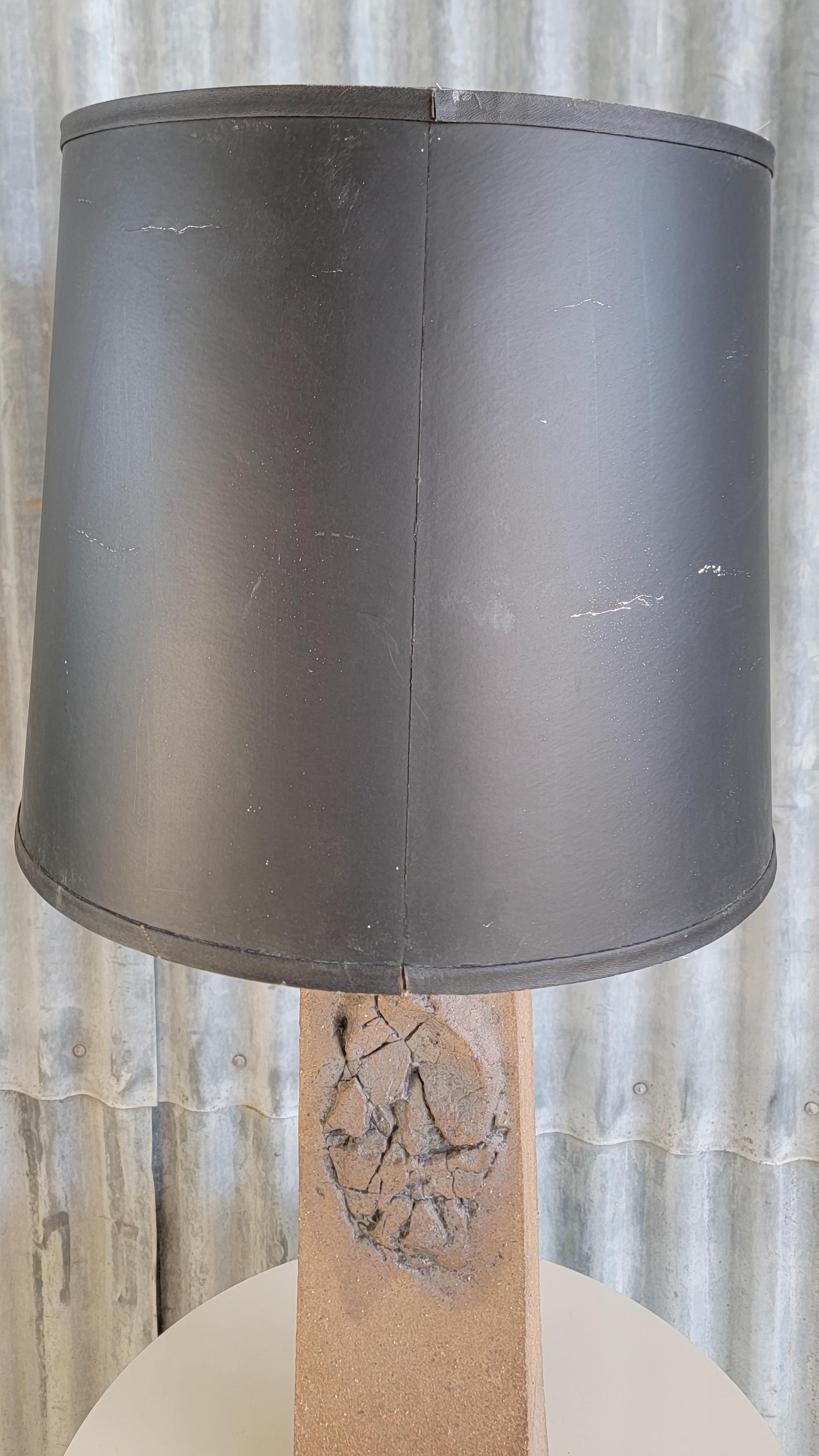 Lampe de table brutaliste avec 3 symboles incisés. Abat-jour original Foss. L'abat-jour seul mesure 15,5 pouces de diamètre, 16,75 pouces de haut. La base en terre cuite seule mesure 16,75 pouces de haut, 5,38 pouces de côté. 