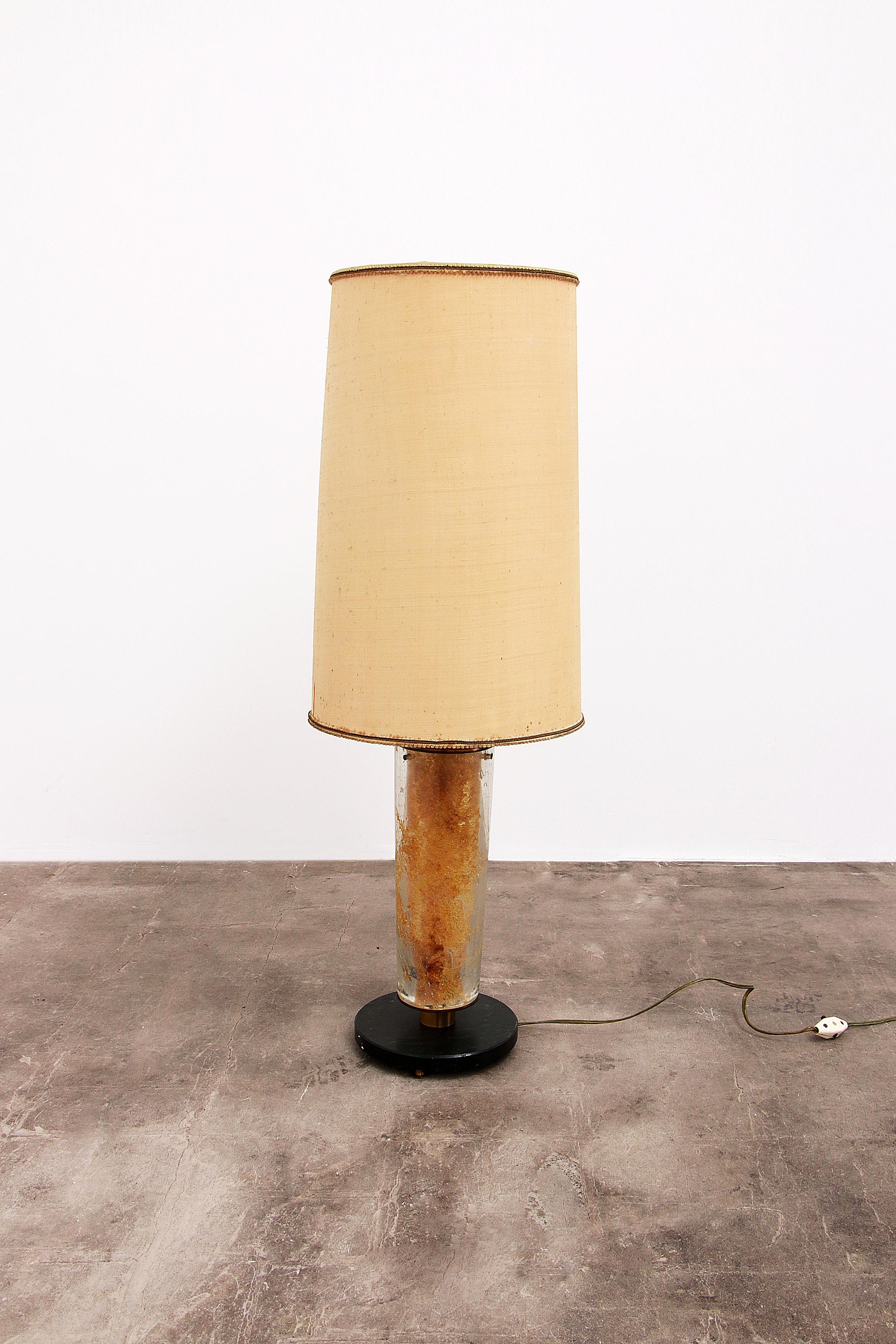 Brutalist Table Lamp Marble & Glass, Vintage 1980


Discover the charm of the past with our Brutalist Table Lamp, a unique piece from the 80s that gives your interior a cool look. This table lamp combines robust materials such as marble and glass,