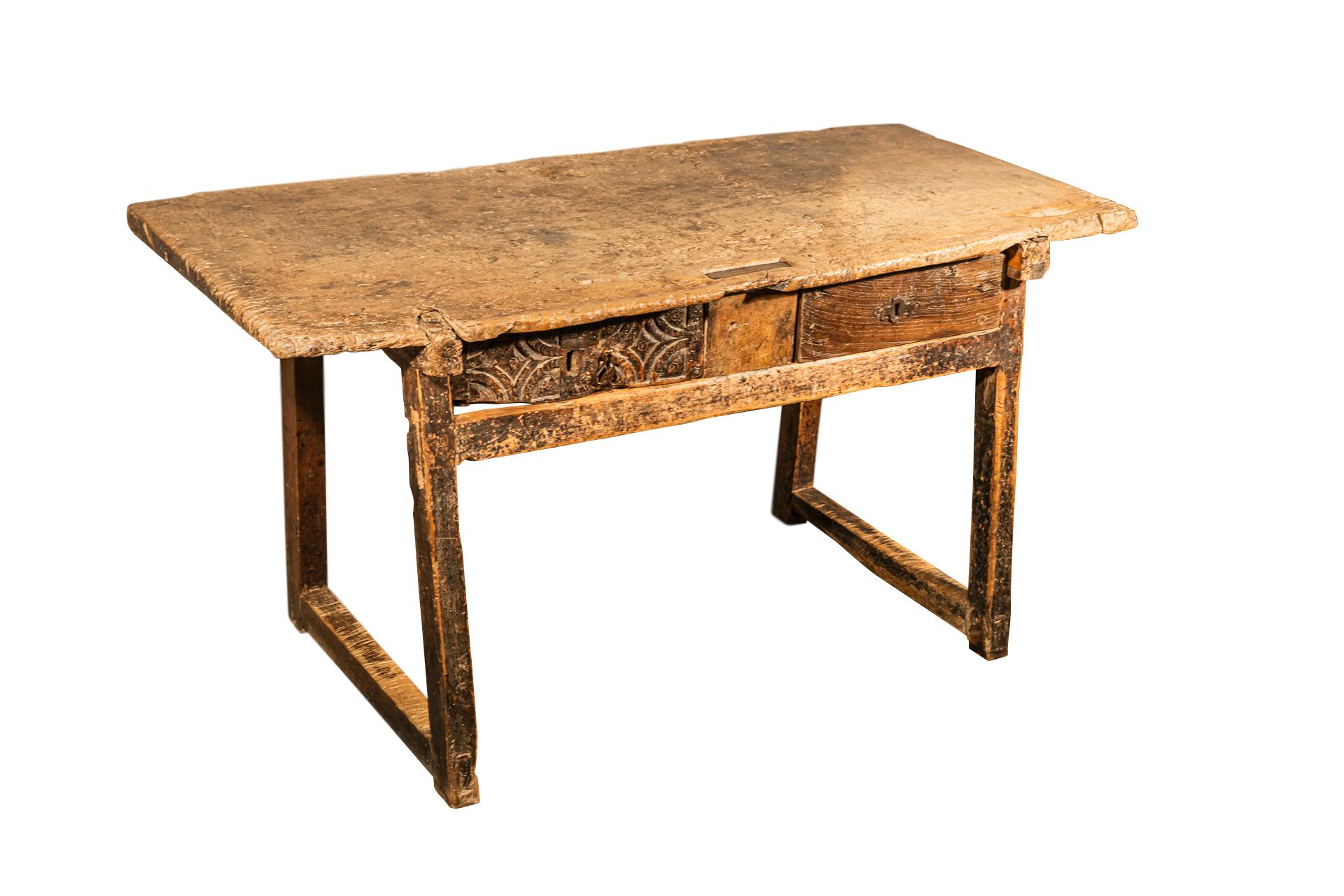 Brutalist table with two drawers, 
Wood, patina and wear consistent with artisanal use, accidents and losses, 
vintage condition, 
Spain, late 18th century.

Measures: Width 138 cm, height 70.5 cm, depth 62 cm.