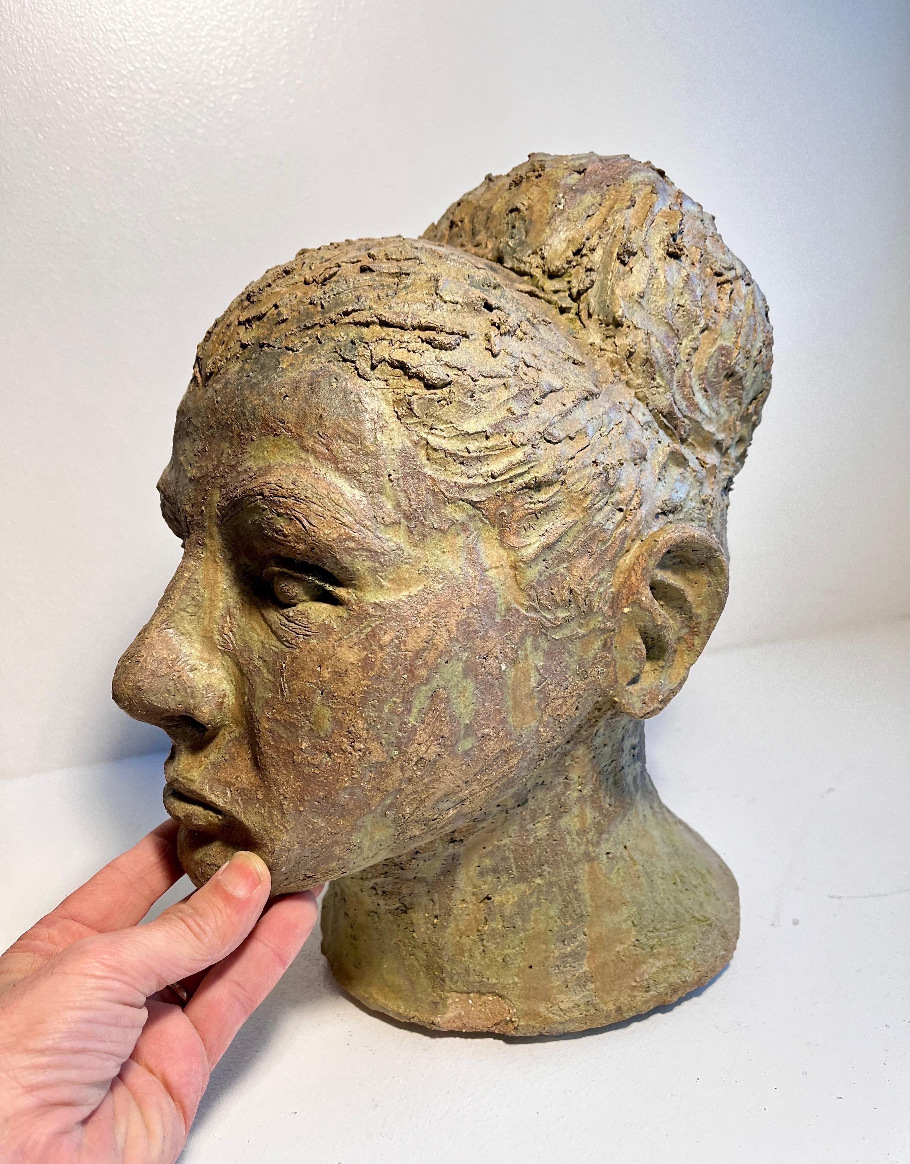 Sculpture Brutaliste en Terre Cuite Buste de Femme en vente 4