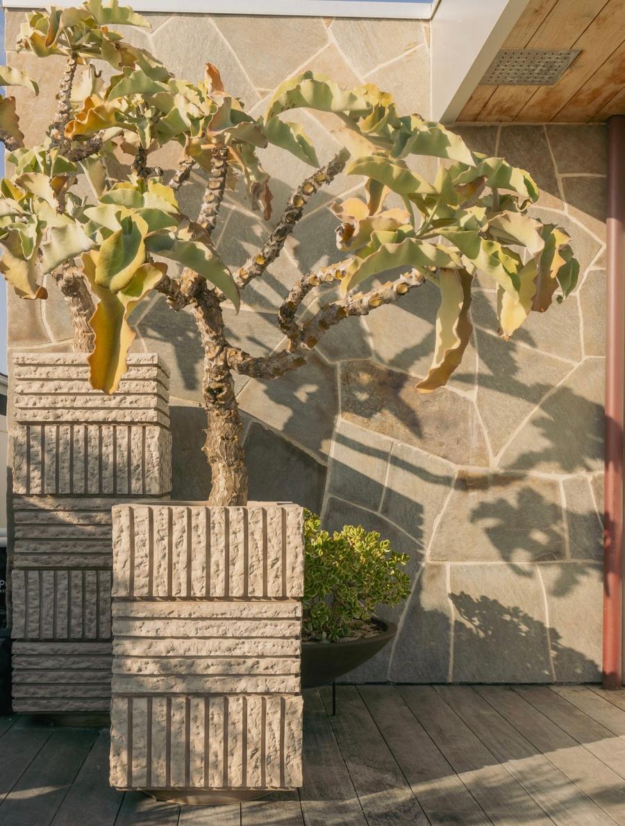 Brutalisme Jardinière à colonne en béton texturé brutaliste, ATLAS III par Sirak (hauteur réduite) en vente