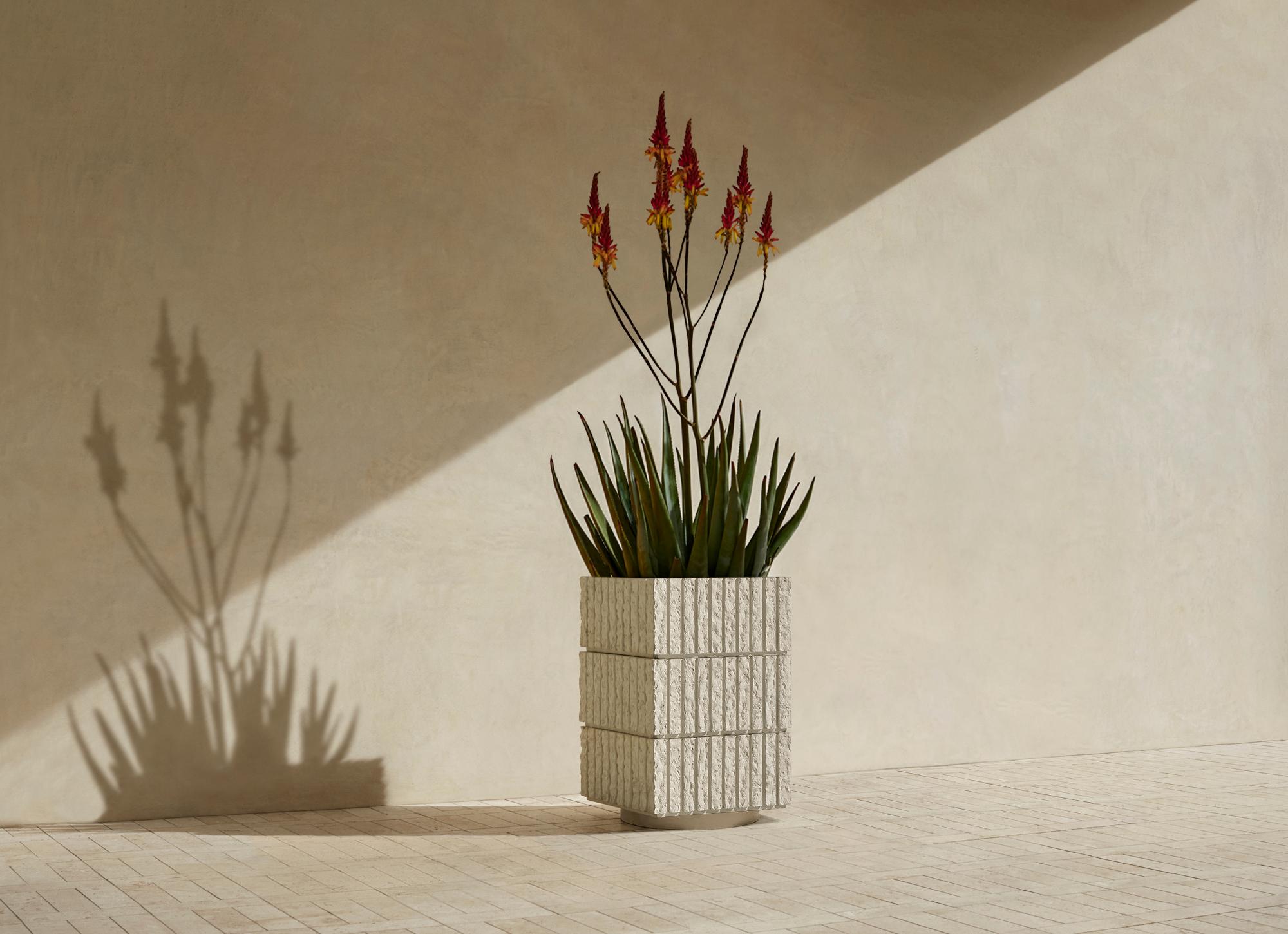 Américain Jardinière à colonne en béton texturé brutaliste, ATLAS III par Sirak (hauteur réduite) en vente