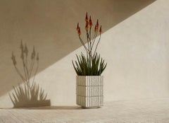 Jardinera de columna de hormigón con textura brutalista, ATLAS III de Sirak (altura corta)