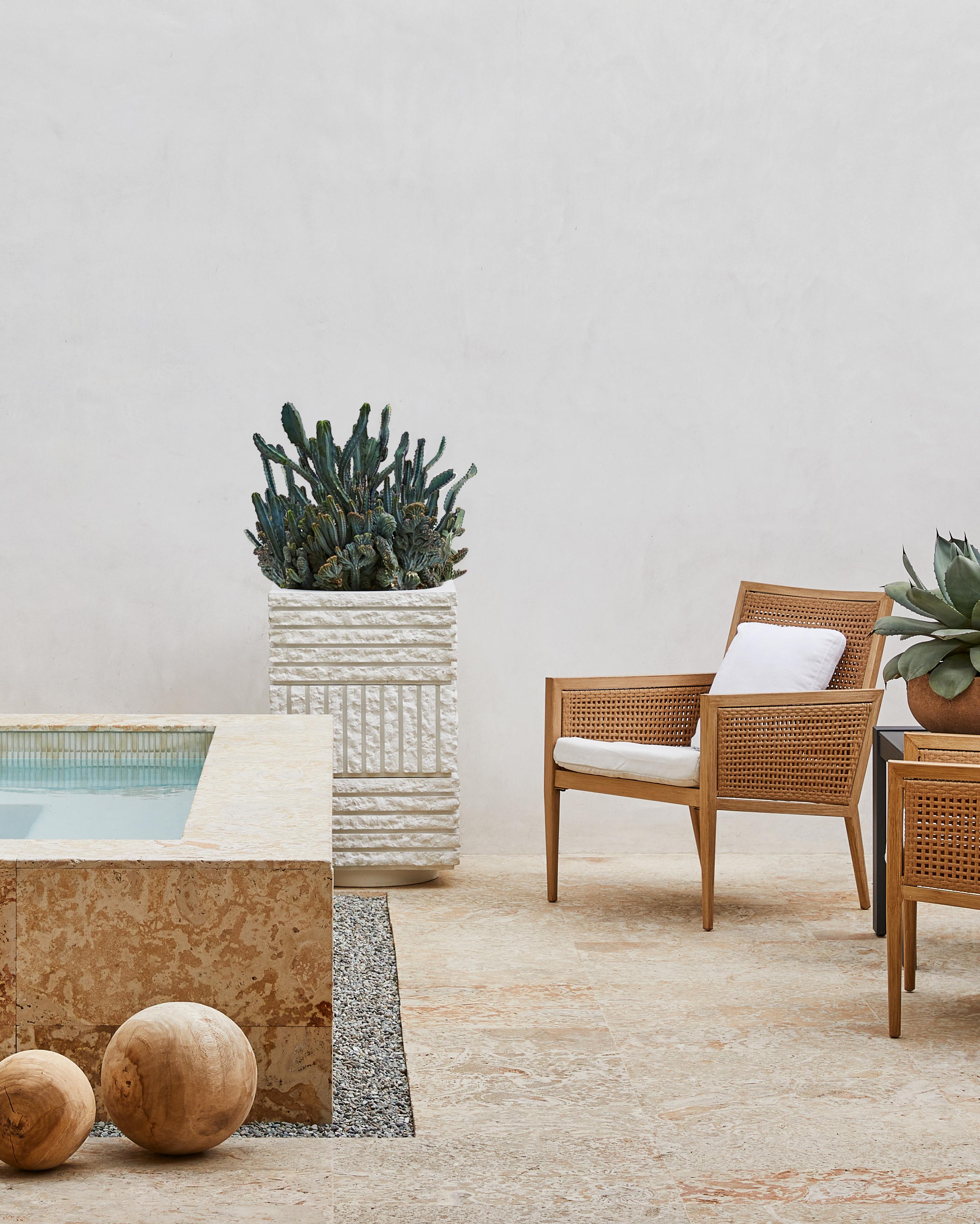 Moulage Jardinière à colonne en béton texturé brutaliste, ATLAS III par Sirak (hauteur réduite) en vente